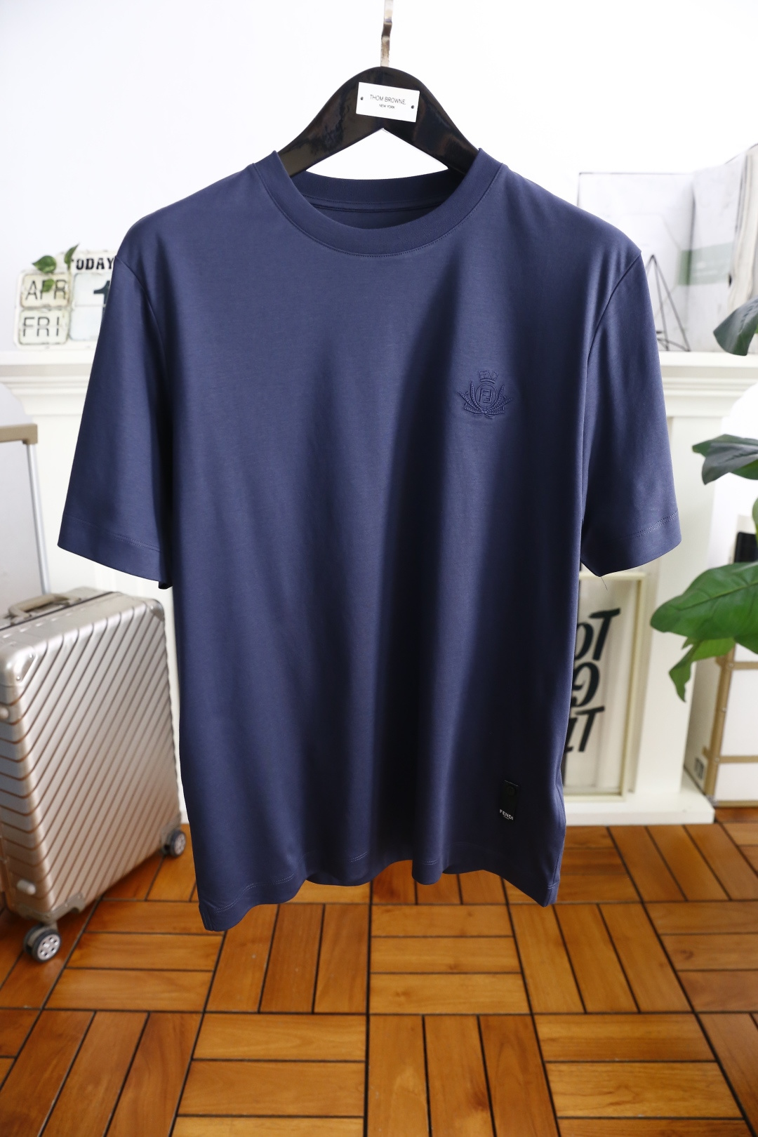 NO:416946,Fendi/Fe*di. 2025 summer new product for men's short-sleeved fashion classic round neck design!  Luxury brand letter LOGO matching!  High-end custom versatile styles that anyone can easily control. Use high-end top double mercerized cotton fabric!  It is very high-end and understandable. It must be purchased!  The style and tailoring are slim styles, which are very exquisite, showing aura and highlighting the exquisiteness of business men. This is the unique feature, the right slim fit, and the upper body effect is very good!  Complete three standards!  Counter size M-3XL, shipped the next day!  ,fendi,T-shirt,alexander wang19860909芬迪/Fe*di. 2025夏季新品男士短袖时尚经典圆领设计！奢华品牌字母LOGO搭配！高级定制百搭款式 任何人都可以轻松驾驭 采用高档顶级双丝光棉面料！非常显档次懂货的必须入！版型剪裁属于修身款 非常精致,显气场,又会凸显商务男士的精致,这就是独到之处,恰到好处的修身,上身效果非常赞！三标齐全！专柜尺码M-3XL,隔天出货！,,fendi,T-shirt,alexander wang,Men's clothing