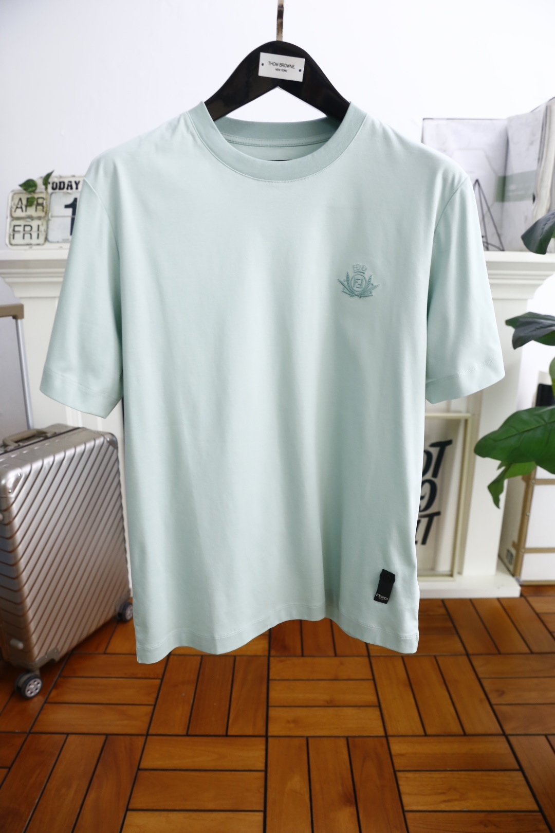 NO:140912,Fendi/Fe*di. New summer products for men's short-sleeved fashion classic round neck design!  Luxury brand letter LOGO matching!  High-end custom versatile styles that anyone can easily control. Use high-end top double mercerized cotton fabric!  It is very high-end and understandable. It must be purchased!  The style and tailoring are slim styles, which are very exquisite, showing aura and highlighting the exquisiteness of business men. This is the unique feature, the right slim fit, and the upper body effect is very good!  Complete three standards!  Counter size M-3XL, shipped the next day!  ,fendi,T-shirt,alexander wang19860909芬迪/Fe*di. 夏季新品男士短袖时尚经典圆领设计！奢华品牌字母LOGO搭配！高级定制百搭款式 任何人都可以轻松驾驭 采用高档顶级双丝光棉面料！非常显档次懂货的必须入！版型剪裁属于修身款 非常精致,显气场,又会凸显商务男士的精致,这就是独到之处,恰到好处的修身,上身效果非常赞！三标齐全！专柜尺码M-3XL,隔天出货！,,fendi,T-shirt,alexander wang,Men's clothing