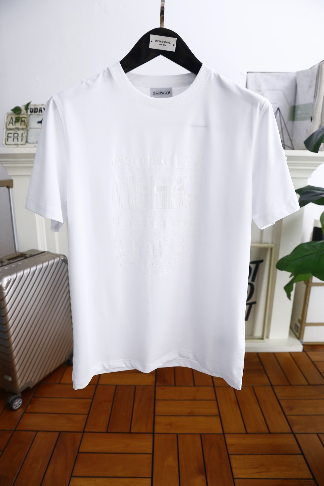 NO:140908,Monc*er. New summer style!  Fashionable and casual round neck short-sleeved fashion item design, more fashionable and comfortable, high-standard customization, very stylish upper body, luxurious classic brand letter LOGO pattern, customer-supplied auxiliary materials, customer-supplied imported high-end mercerized cotton fabric with very delicate texture, exquisite details and exquisite craftsmanship, extremely shaping item, can be matched with any fashion, super good style, a must-have item for trendy men. Counter code: M-3XL, shipped the next day!  , Moncler, T-shirt, alexander wang19860909蒙口/Monc*er. 夏季新款！时尚休闲圆领短袖时尚单品设计,更加时尚舒适,高标准定制,上身非常有型,奢华经典品牌字母LOGO图案 客供辅料,客供进口高档丝光棉面料质感非常细腻,细节工艺精湛考究,塑造性极高的一款单品,任何时装都可以搭配,版型超级好 潮男必备单品 专柜码:M-3XL,隔天出货！,,Moncler,T-shirt,alexander wang,Men's clothing