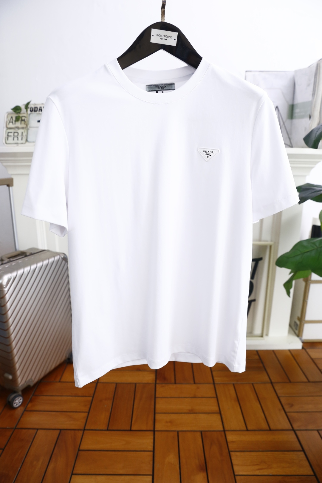 NO:140916,Pula*/Pr*da. New summer style!  Fashionable men's casual round neck short-sleeved fashion item design, more fashionable and comfortable, high-standard customization, very stylish upper body, luxurious brand triangle logo pattern on the chest, customer-supplied auxiliary materials, customer-supplied imported high-end jade cicada silk fabric with very delicate texture, exquisite details and exquisite craftsmanship, extremely shaping item, can be matched with any fashion, super good style, a must-have item for trendy men!  Counter size: M-4XL, half a size!  Shipping the next day!  ,,prada,T-shirt,alexander wang19860909普拉*/Pr*da. 夏季新款！时尚男士休闲圆领短袖时尚单品设计,更加时尚舒适,高标准定制,上身非常有型,胸前奢华品牌三角标LOGO 图案 客供辅料,客供进口高档玉蝉丝面料质感非常细腻,细节工艺精湛考究,塑造性极高的一款单品,任何时装都可以搭配,版型超级好 潮男必备单品！专柜尺码:M-4XL,偏小半码！隔天出货！,,prada,T-shirt,alexander wang,Men's clothing