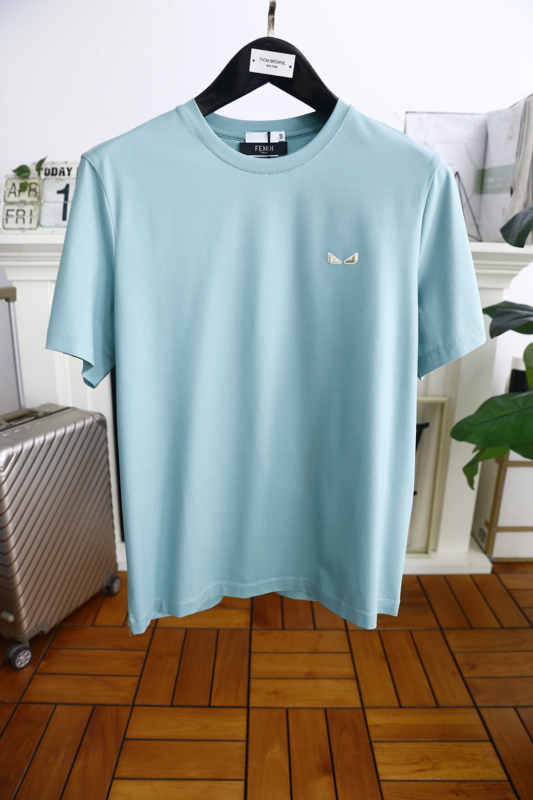 NO:140910,Fendi/Fe*di. New summer products for men's short-sleeved fashion classic round neck design!  Chest brand logo pairing!  High-end custom versatile styles that anyone can easily control. Use high-end and comfortable jade cicada silk fabric!  It is very high-end and understandable. It must be purchased!  The style and tailoring are slim styles, which are very exquisite, showing aura and highlighting the exquisiteness of business men. This is the unique feature, the right slim fit, and the upper body effect is very good!  The counter size M-4XL is half a size!  Shipping the next day!  ,fendi,T-shirt,alexander wang19860909芬迪/Fe*di. 夏季新品男士短袖时尚经典圆领设计！胸前品牌LOGO搭配！高级定制百搭款式 任何人都可以轻松驾驭 采用高档舒适玉蝉丝面料！非常显档次懂货的必须入！版型剪裁属于修身款 非常精致,显气场,又会凸显商务男士的精致,这就是独到之处,恰到好处的修身,上身效果非常赞！专柜尺码M-4XL,偏小半码！隔天出货！,,fendi,T-shirt,alexander wang,Men's clothing