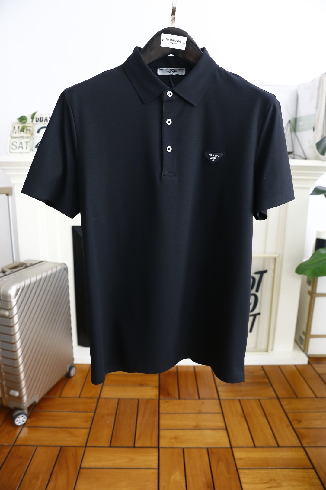 NO:140904,Pula*/Pr*da. New summer products!  Classic fashion lapel polo short-sleeved fashion item design, more fashionable and comfortable, high-standard customization, very stylish on the upper body, luxury brand classic LOGO pattern customer-supplied auxiliary materials, customer-supplied imported comfortable breathable fabric with very delicate texture, exquisite and exquisite detailing and exquisite accessories, all supplied by foreign merchants, a very high shaping item, can be matched with any fashion, the style is super good, a must-have item for trendy men!  Counter size: 48-58, shipped the next day!  ,,prada,T-shirt,alexander wang19860909普拉*/Pr*da. 夏季新品！经典时尚翻领polo短袖时尚单品设计,更加时尚舒适,高标准定制,上身非常有型,奢华品牌经典LOGO图案 客供辅料,客供进口舒适透气面料质感非常细腻,细节工艺精湛考究,辅料皆为外商客供,塑造性极高的一款单品,任何时装都可以搭配,版型超级好 潮男必备单品！专柜尺码:48-58,隔天出货！,,prada,T-shirt,alexander wang,Men's clothing