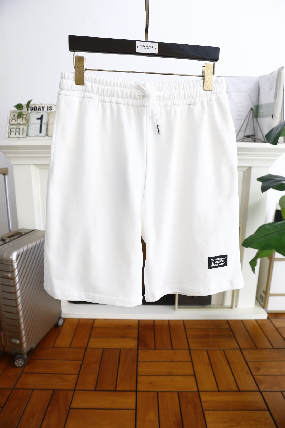 NO:413561,Burb*rry. New fashion casual shorts for summer 2025!  Comfortable fabrics are used to have excellent skin-friendly feel. Simple and casual styles create a fashionable single item that is both casual and personalized. Luxury classic brand letter logo design. Taste and value sharing. It is very comfortable to wear. Low-key and luxurious. It is very classy when worn. There is no need to say much about the trouser style and cutting. The upper body is exquisite and vivid. It is truly first-class and top-quality. It is a real palace-level casual shorts. The upper body is absolutely stylish. Extremely luxurious. It is full of personality, atmospheric and versatile. It is a must-have when going out!  Size S-XL, shipped the next day!  ,burberry,burberry,shorts,alexander wang19860909巴宝丽/Burb*rry. 2025夏季新品时尚休闲短裤！采用舒适面料亲肤感极佳 简约休闲款式打造休闲与个性兼备的时髦单品奢华经典品牌字母logo设计 品味与价值共享 身穿着非常舒适 低调不失奢华 穿出去非常有档次 裤型款式和裁剪亦无需多言 上身精致跃然.真正一等一顶级质料 真正殿堂级的休闲短裤 上身绝对的有型 极度奢华 个性十足,大气且百搭,出街必备！尺码S-XL,隔天出货！,,burberry,burberry,shorts,alexander wang,Men's clothing