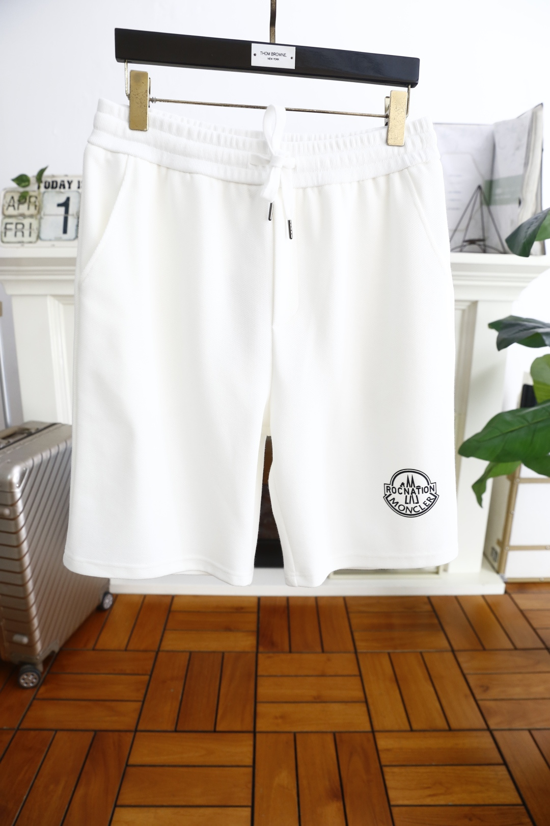 NO:413549,Mon*ler. New fashion casual shorts for summer 2025!  Comfortable fabrics are used to have excellent skin-friendly feel. Simple and casual styles create a fashionable single item that is both casual and personalized. The luxury and classic brand logo design is shared with taste and value. It is very comfortable to wear, low-key and luxurious. It is very classy when worn. There is no need to say much about the trouser style and cutting. The upper body is exquisite and vivid. It is truly first-class and top-quality. It is a real palace-level casual shorts. The upper body is absolutely stylish and extremely luxurious. It is full of personality, atmospheric and versatile, and it is a must-have when going out!  Size S-XL, shipped the next day!  , Moncler, shorts, alexander wang19860909蒙口/Mon*ler. 2025夏季新品时尚休闲短裤！采用舒适面料亲肤感极佳 简约休闲款式打造休闲与个性兼备的时髦单品奢华经典品牌logo设计 品味与价值共享 身穿着非常舒适 低调不失奢华 穿出去非常有档次 裤型款式和裁剪亦无需多言 上身精致跃然.真正一等一顶级质料 真正殿堂级的休闲短裤 上身绝对的有型 极度奢华 个性十足,大气且百搭,出街必备！尺码S-XL,隔天出货！,,Moncler,shorts,alexander wang,Men's clothing