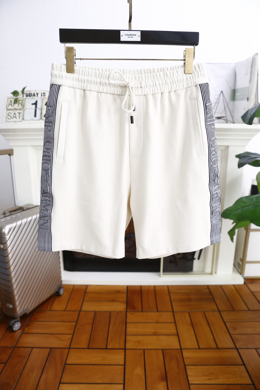 NO:413555,Ama*/Arm*ni. 2025 summer men's new fashion casual shorts!  Classic and versatile style, no too much decoration, main fabric and style, elastic waist, insert pockets on both sides of the luxury brand LOGO as the highlight of details. The fabric is made of top-quality comfortable fabric, moderate thickness, skin-friendly on the upper body, breathable, and has a good sense of crispness. Orders of the full quality!  Counter size 48-56, shipped the next day!  ,,shorts,alexander wang19860909阿玛*/Arm*ni. 2025夏季男士新品时尚休闲短裤！经典百搭的款式 没有过多的装饰 主打面料与版型 松紧腰两侧插袋设计奢华品牌LOGO作为细节亮点 面料采用顶级舒适面料,厚度适中,上身亲肤 透气,能有很好的挺括感 全品相的订单！专柜尺码48-56,隔天出货！,,shorts,alexander wang,Men's clothing