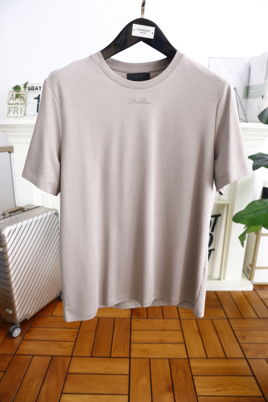 NO:413573,LP. 2025 summer new product fashionable round neck short sleeve high-end custom versatile style!  More practical, anyone can easily control it. It uses classic, comfortable and breathable jade cicada silk fabric craftsmanship. The luxury classic brand letter logo design is very high-end and those who understand goods must enter!  The style and tailoring are slim styles, which are very exquisite, showing aura and highlighting the exquisiteness of business men. This is the unique feature, the right slim fit, and the upper body effect is very good!  The counter size is 48-58, half a size!  Shipping the next day!  ,loro piana,T-shirt,alexander wang19860909LP. 2025夏季新品时尚圆领短袖高级定制百搭款式！更有实用感 任何人都可以轻松驾驭 采用经典舒适透气玉蝉丝面料工艺 奢华经典品牌字母logo设计,非常显档次懂货的必须入！版型剪裁属于修身款 非常精致,显气场,又会凸显商务男士的精致,这就是独到之处,恰到好处的修身,上身效果非常赞！专柜尺码48-58,偏小半码！隔天出货！,,loro piana,T-shirt,alexander wang,Men's clothing