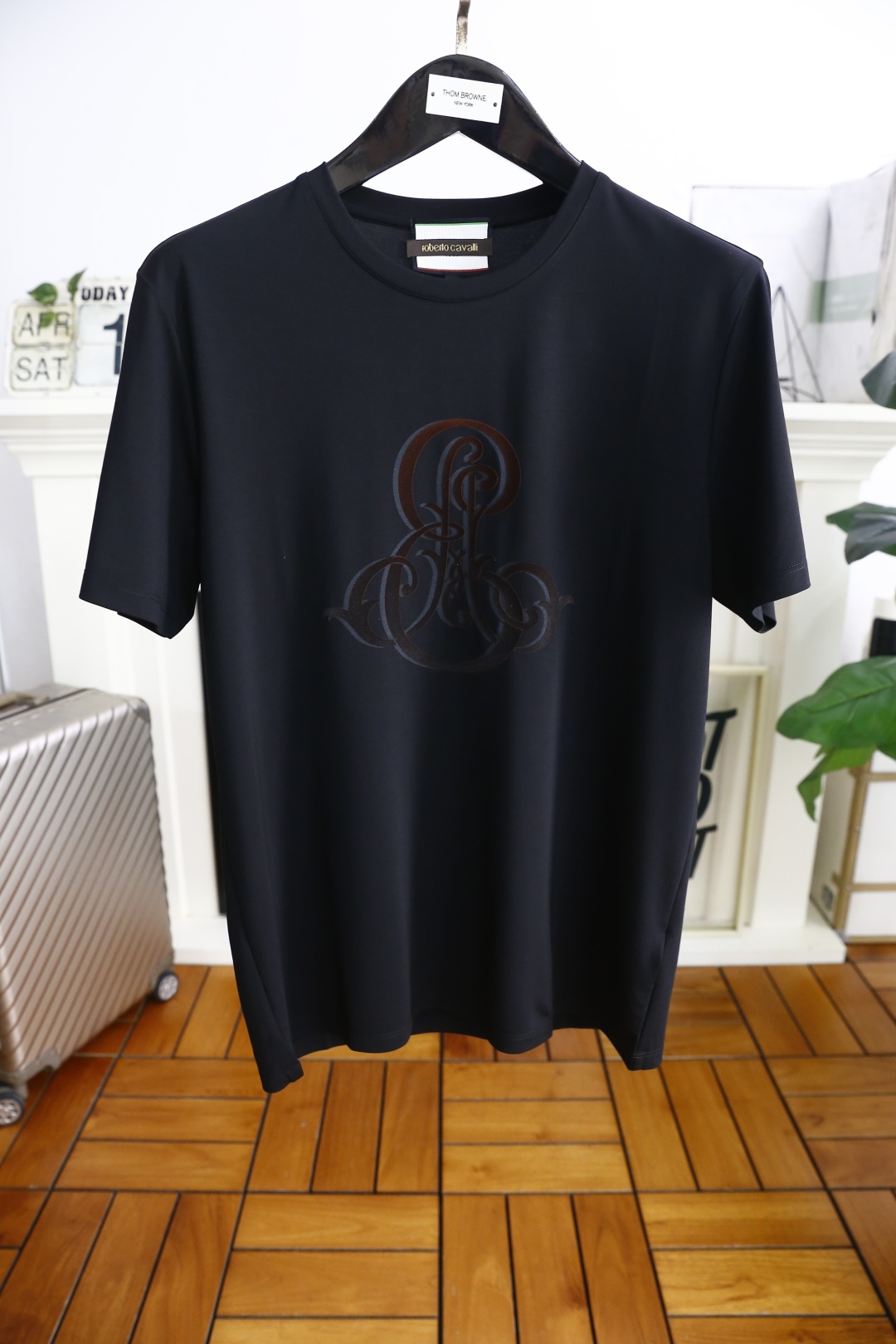 NO:413497,Kavali. 2025 summer new product for men's short-sleeved fashion classic round neck design!  Luxurious and classic elements LOGO matching!  High-end custom versatile styles that anyone can easily control. Use high-end top double mercerized cotton fabric!  It is very high-end and understandable. It must be purchased!  The style and tailoring are slim styles, which are very exquisite, showing aura and highlighting the exquisiteness of business men. This is the unique feature, the right slim fit, and the upper body effect is very good!  Counter size M-3XL, shipped the next day!  ,T-shirt,alexander wang19860909卡瓦丽. 2025夏季新品男士短袖时尚经典圆领设计！奢华经典元素LOGO搭配！高级定制百搭款式 任何人都可以轻松驾驭 采用高档顶级双丝光棉面料！非常显档次懂货的必须入！版型剪裁属于修身款 非常精致,显气场,又会凸显商务男士的精致,这就是独到之处,恰到好处的修身,上身效果非常赞！专柜尺码M-3XL,隔天出货！,,T-shirt,alexander wang,Men's clothing