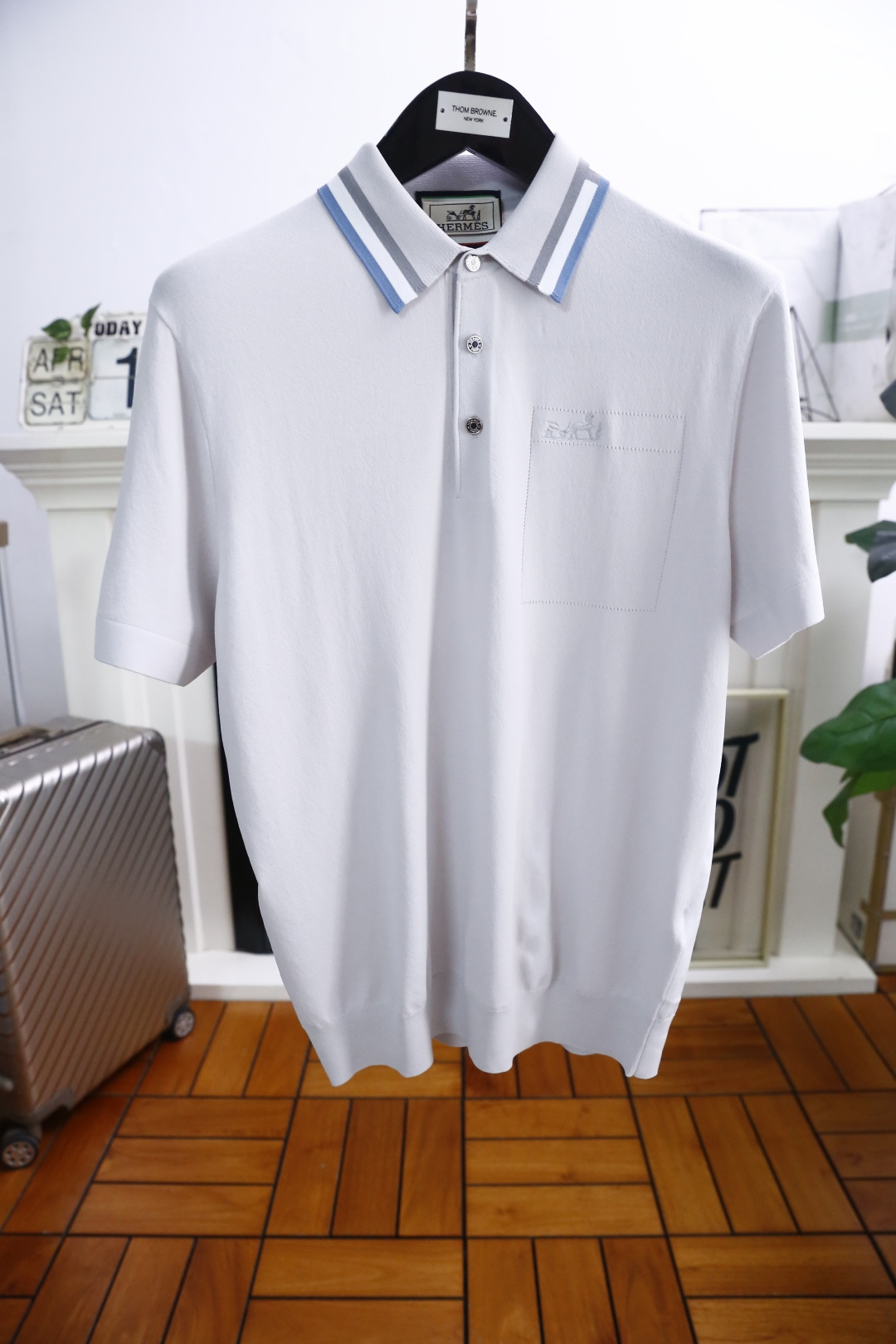 NO:413519,Aima 4/Her*es. 2025 summer new product men's lapel short-sleeved POLO shirt with exquisite embroidered LOGO design on the chest!  Anyone can easily control it with high-end top-quality Yilit fabrics!  It is very high-end and understandable. It must be purchased!  The style and tailoring are slim styles, which are very exquisite, showing aura and highlighting the exquisiteness of business men. This is the unique feature, the right slim fit, and the upper body effect is very good!  Counter size M-3XL, shipped the next day!  , hermes, T-shirt,alexander wang19860909爱马4/Her*es. 2025夏季新品男士翻领短袖POLO衫胸前品牌精致绣花LOGO设计！任何人都可以轻松驾驭 采用高档顶级伊力特面料！非常显档次懂货的必须入！版型剪裁属于修身款 非常精致,显气场,又会凸显商务男士的精致,这就是独到之处,恰到好处的修身,上身效果非常赞！专柜尺码M-3XL,隔天出货！,,hermes,T-shirt,alexander wang,Men's clothing