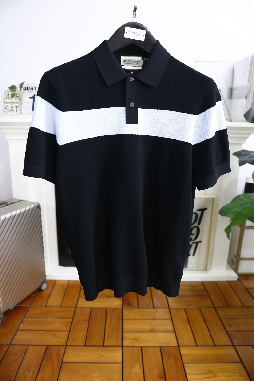 NO:413513,Burpberry/Bur*erry. 2025 summer new product men's lapel short-sleeved POLO shirt with high-end custom versatile styles that anyone can easily control. It uses high-end top Yilit fabrics!  Luxury classic element design, very high-end and must-have if you understand the goods!  The style and tailoring are slim styles, which are very exquisite, showing aura and highlighting the exquisiteness of business men. This is the unique feature, the right slim fit, and the upper body effect is very good!  Counter size M-3XL, shipped the next day!  ,burberry,burberry,T-shirt,alexander wang19860909巴宝丽/Bur*erry. 2025夏季新品男士翻领短袖POLO衫高级定制百搭款式 任何人都可以轻松驾驭 采用高档顶级伊力特面料！奢华经典元素设计,非常显档次懂货的必须入！版型剪裁属于修身款 非常精致,显气场,又会凸显商务男士的精致,这就是独到之处,恰到好处的修身,上身效果非常赞！专柜尺码M-3XL,隔天出货！,,burberry,burberry,T-shirt,alexander wang,Men's clothing