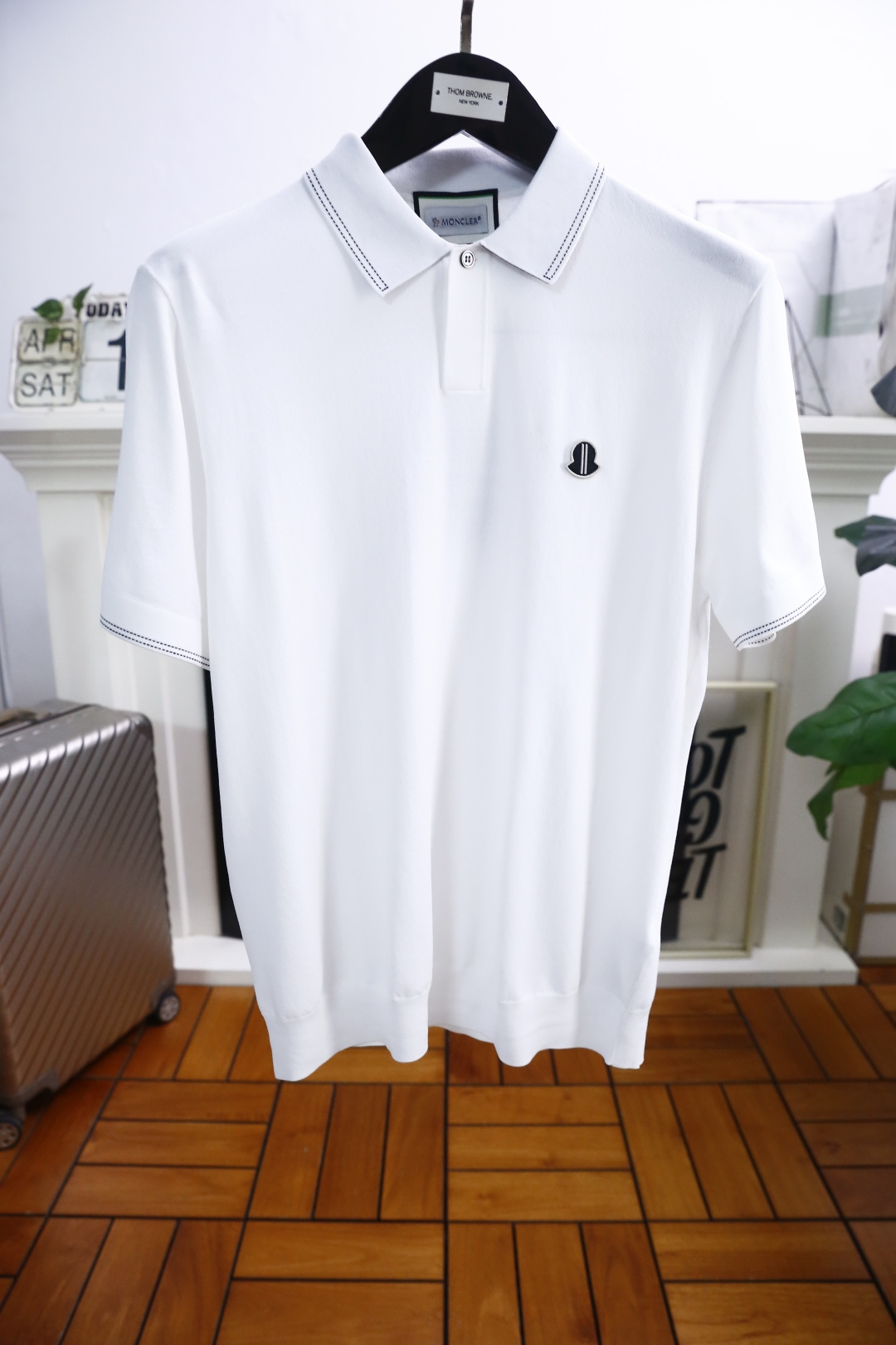 NO:413486,The 2025 summer new product men's lapel short-sleeved POLO shirt with high-end custom versatile style, which can be easily controlled by anyone. It uses high-end top Yilit fabric!  Luxury classic element design, very high-end and must-have if you understand the goods!  The style and tailoring are slim styles, which are very exquisite, showing aura and highlighting the exquisiteness of business men. This is the unique feature, the right slim fit, and the upper body effect is very good!  Counter size M-3XL, shipped the next day!  , Moncler, T-shirt, alexander wang19860909蒙口/M*ncler. 2025夏季新品男士翻领短袖POLO衫高级定制百搭款式 任何人都可以轻松驾驭 采用高档顶级伊力特面料！奢华经典元素设计,非常显档次懂货的必须入！版型剪裁属于修身款 非常精致,显气场,又会凸显商务男士的精致,这就是独到之处,恰到好处的修身,上身效果非常赞！专柜尺码M-3XL,隔天出货！,,Moncler,T-shirt,alexander wang,Men's clothing