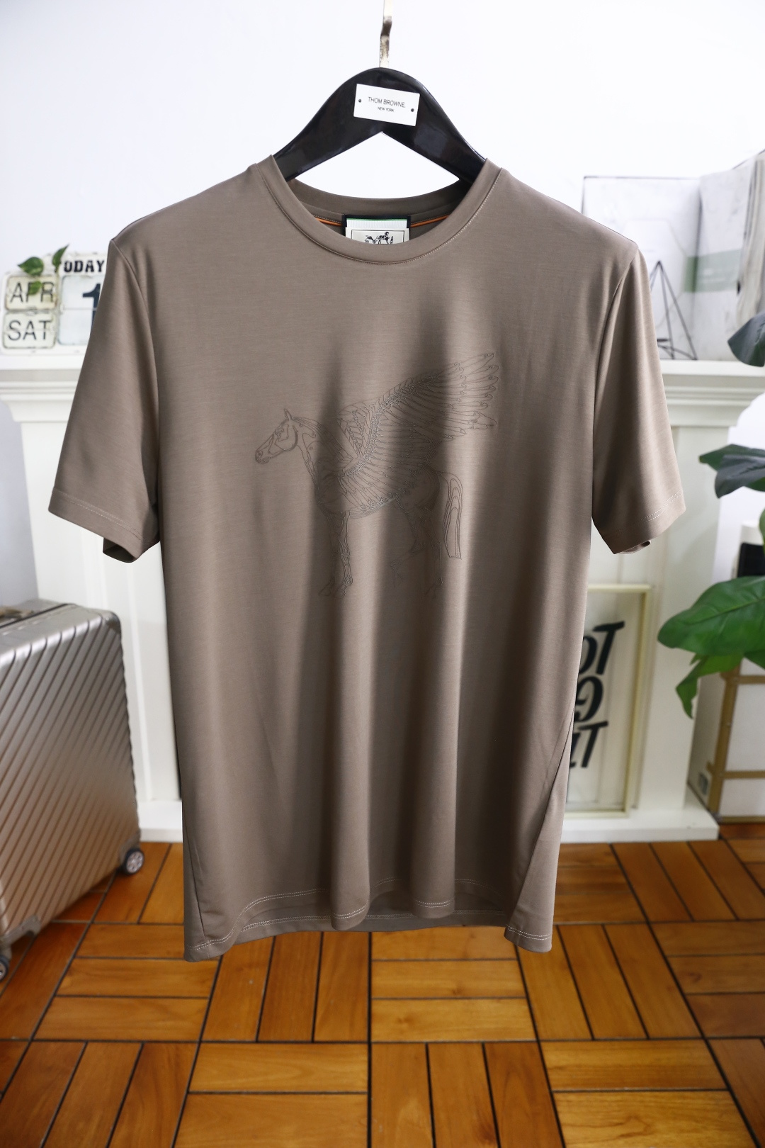 NO:413507,Aima 4/Her*es. 2025 summer new product for men's short-sleeved fashion classic round neck design!  Luxurious and classic elements LOGO matching!  High-end custom versatile styles that anyone can easily control. Use high-end top double mercerized cotton fabric!  It is very high-end and understandable. It must be purchased!  The style and tailoring are slim styles, which are very exquisite, showing aura and highlighting the exquisiteness of business men. This is the unique feature, the right slim fit, and the upper body effect is very good!  Counter size M-3XL, shipped the next day!  , hermes, T-shirt,alexander wang19860909爱马4/Her*es. 2025夏季新品男士短袖时尚经典圆领设计！奢华经典元素LOGO搭配！高级定制百搭款式 任何人都可以轻松驾驭 采用高档顶级双丝光棉面料！非常显档次懂货的必须入！版型剪裁属于修身款 非常精致,显气场,又会凸显商务男士的精致,这就是独到之处,恰到好处的修身,上身效果非常赞！专柜尺码M-3XL,隔天出货！,,hermes,T-shirt,alexander wang,Men's clothing