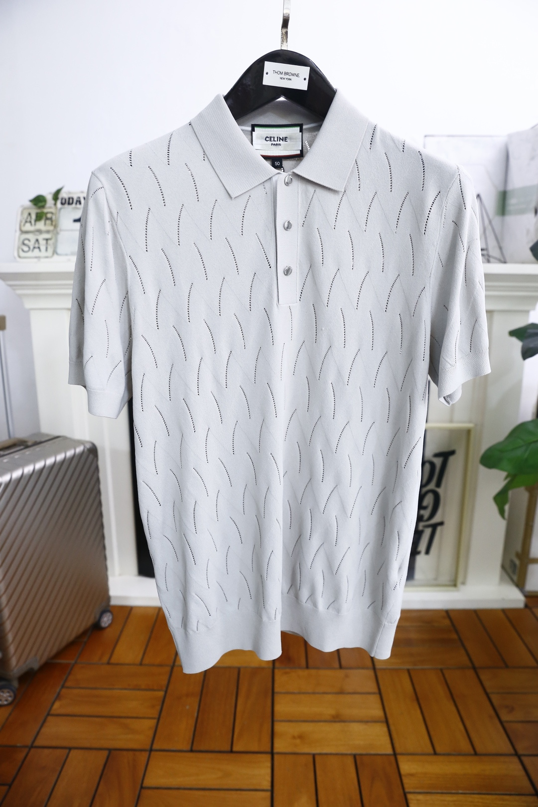 NO:413491,Serene. 2025 summer new product men's lapel short sleeve fashionable and exquisite three-button lapel design!  Classic hollow element design!  High-end custom versatile styles that anyone can easily control. Use high-end top-quality Yilit fabrics!  It is very high-end and understandable. It must be purchased!  The style and tailoring are slim styles, which are very exquisite, showing aura and highlighting the exquisiteness of business men. This is the unique feature, the right slim fit, and the upper body effect is very good!  Counter size M-3XL, shipped the next day!  ,T-shirt,alexander wang19860909瑟琳. 2025夏季新品男士翻领短袖时尚精致三扣翻领设计！经典镂空元素设计！高级定制百搭款式 任何人都可以轻松驾驭 采用高档顶级伊力特面料！非常显档次懂货的必须入！版型剪裁属于修身款 非常精致,显气场,又会凸显商务男士的精致,这就是独到之处,恰到好处的修身,上身效果非常赞！专柜尺码M-3XL,隔天出货！,,T-shirt,alexander wang,Men's clothing