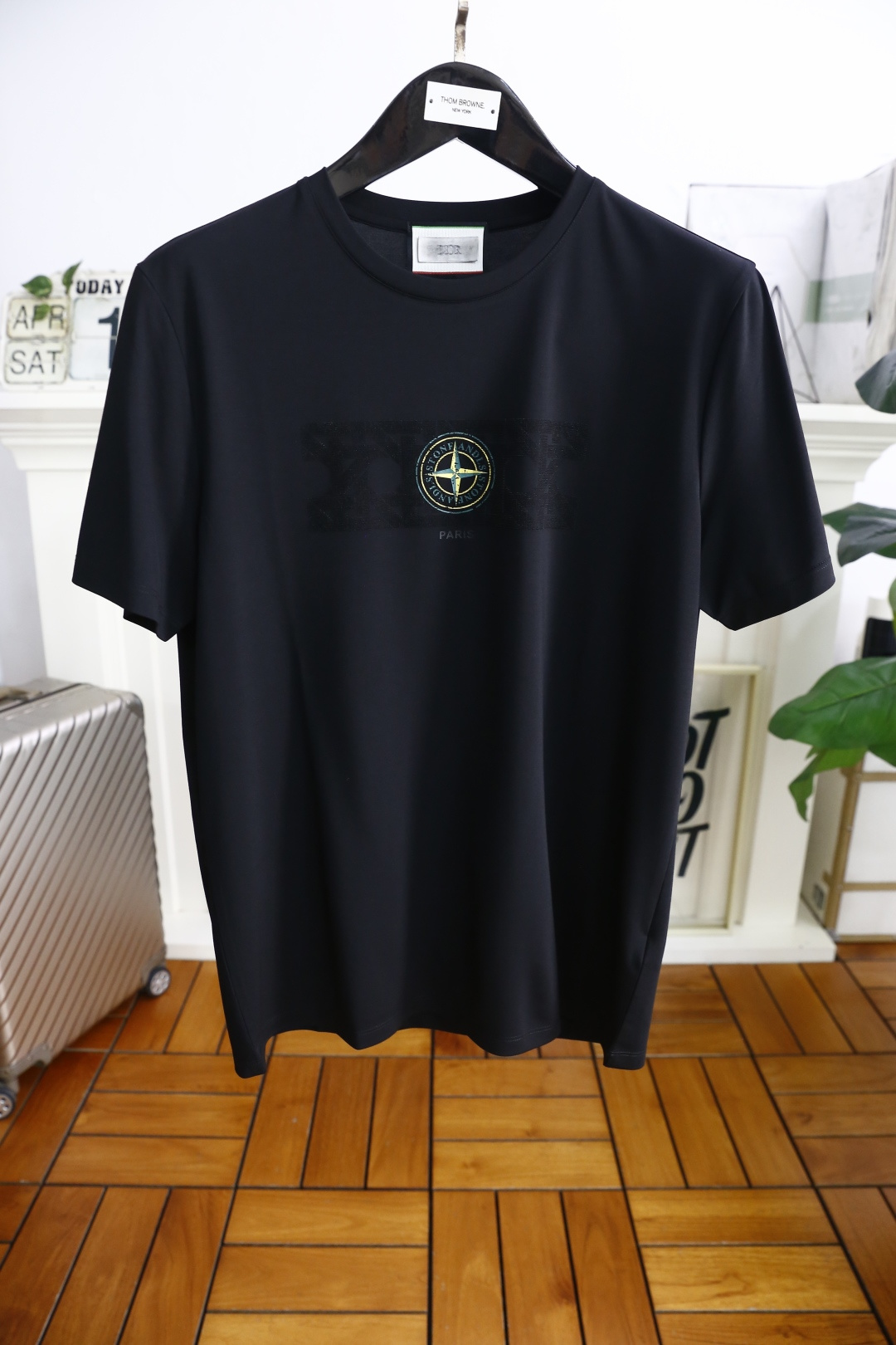 NO:413502,Dior/Christian D*or. New 2025 summer model!  Fashionable and casual round neck short-sleeved fashion item design, more fashionable and comfortable, high-standard customization, very stylish upper body, luxurious and classic custom LOGO pattern, customer-supplied auxiliary materials, imported high-end mercerized cotton fabric with very delicate texture, exquisite details and exquisite craftsmanship, extremely shaping item, can be matched with any fashion, super good style, a must-have item for trendy men. Counter code: M-3XL, shipped the next day!  ,dior,T-shirt,alexander wang19860909迪奥/Christian D*or. 2025夏季新款！时尚休闲圆领短袖时尚单品设计,更加时尚舒适,高标准定制,上身非常有型,奢华经典定制LOGO图案 客供辅料,客供进口高档丝光棉面料质感非常细腻,细节工艺精湛考究,塑造性极高的一款单品,任何时装都可以搭配,版型超级好 潮男必备单品 专柜码:M-3XL,隔天出货！,,dior,T-shirt,alexander wang,Men's clothing