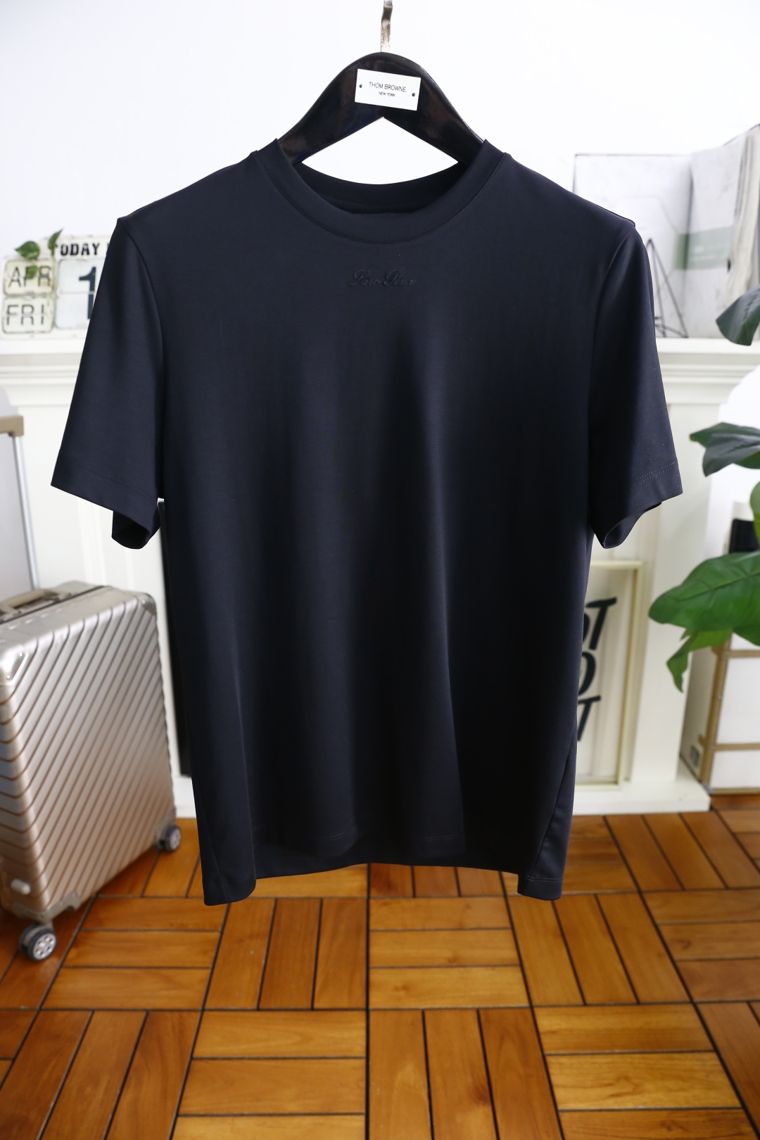 NO:413530,LP. 2025 summer new product fashionable round neck short sleeve high-end custom versatile style!  More practical, anyone can easily control it. It uses classic, comfortable and breathable jade cicada silk fabric craftsmanship. The luxury classic brand letter logo design is very high-end and those who understand goods must enter!  The style and tailoring are slim styles, which are very exquisite, showing aura and highlighting the exquisiteness of business men. This is the unique feature, the right slim fit, and the upper body effect is very good!  The counter size is 48-58, half a size!  Shipping the next day!  ,loro piana,T-shirt,alexander wang19860909LP. 2025夏季新品时尚圆领短袖高级定制百搭款式！更有实用感 任何人都可以轻松驾驭 采用经典舒适透气玉蝉丝面料工艺 奢华经典品牌字母logo设计,非常显档次懂货的必须入！版型剪裁属于修身款 非常精致,显气场,又会凸显商务男士的精致,这就是独到之处,恰到好处的修身,上身效果非常赞！专柜尺码48-58,偏小半码！隔天出货！,,loro piana,T-shirt,alexander wang,Men's clothing