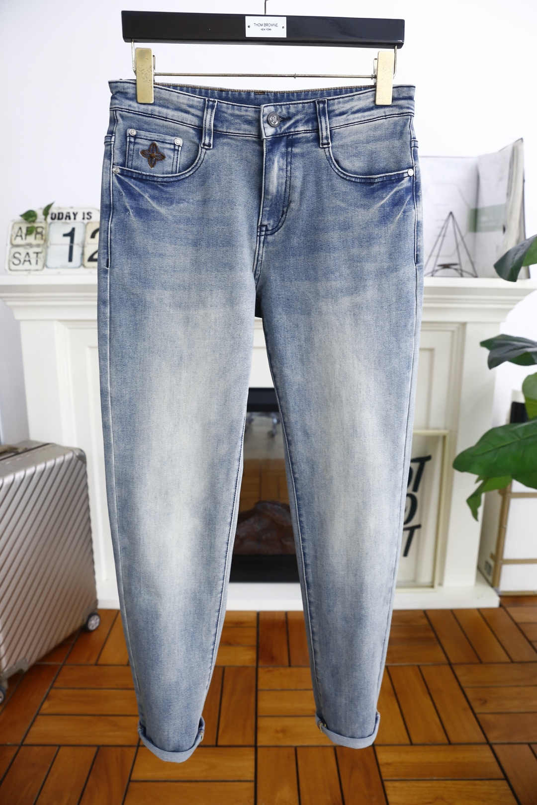 NO:413538,Louis Vuitt*n. 25 spring and summer new products for men's classic versatile jeans every season, with ace-level hit products, luxurious classic brand LOGO design!  It exists like a classic signature textbook!  A pair of pants with a very aesthetic tone, dominated by fabric and quality, continues the essence of normal design, with label elements perfectly embedded, which is a distinctive feature of identity and is quite distinctive!  Customer-supplied top-quality washing buffet fabrics, the fabric has first-class texture, slightly elastic, excellent scratchiness and boneiness, and the capable and neat cut, and the upper body effect is excellent!  A must-have artifact for trendy men!  Counter sizes 29-38, 35/37!  Shipping the next day!  ,,louis vuitton,louis vuitton,jeans,alexander wang19860909路易威*/Louis Vuitt*n. 25春夏新品男士经典百搭牛仔裤每一季的王牌级爆款担当,奢华经典品牌LOGO设计！俨然属于经典招牌教科书般存在！极具美学基调的一款裤子,以面料和品质为主导,延续了常态化的设计精髓,标签化元素完美嵌入,属于身份的特色彰显,辨识度颇为鲜明！客供进口顶级洗水牛仔面料,面料质地一流,略带弹力,挺刮度与筋骨感极好,干练利落的裁剪,上身效果极好！潮男必备神器！专柜尺码29-38,有35/无37！隔天出货！,,louis vuitton,louis vuitton,jeans,alexander wang,Men's clothing