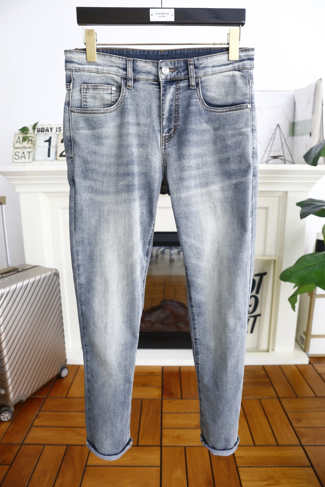 NO:413544,Saint Laurent. 25 summer new product for men's classic versatile jeans every season, ace-level hit, luxurious classic brand LOGO design!  It exists like a classic signature textbook!  A pair of pants with a very aesthetic tone, dominated by fabric and quality, continues the essence of normal design, with label elements perfectly embedded, which is a distinctive feature of identity and is quite distinctive!  Customer-supplied top-quality washing buffet fabrics, the fabric has first-class texture, slightly elastic, excellent scratchiness and boneiness, and the capable and neat cut, and the upper body effect is excellent!  A must-have artifact for trendy men!  Counter sizes 29-38, 35/37!  Shipping the next day!  ,,saint laurent,jeans,alexander wang19860909圣罗兰. 25夏季新品男士经典百搭牛仔裤每一季的王牌级爆款担当,奢华经典品牌LOGO设计！俨然属于经典招牌教科书般存在！极具美学基调的一款裤子,以面料和品质为主导,延续了常态化的设计精髓,标签化元素完美嵌入,属于身份的特色彰显,辨识度颇为鲜明！客供进口顶级洗水牛仔面料,面料质地一流,略带弹力,挺刮度与筋骨感极好,干练利落的裁剪,上身效果极好！潮男必备神器！专柜尺码29-38,有35/无37！隔天出货！,,saint laurent,jeans,alexander wang,Men's clothing