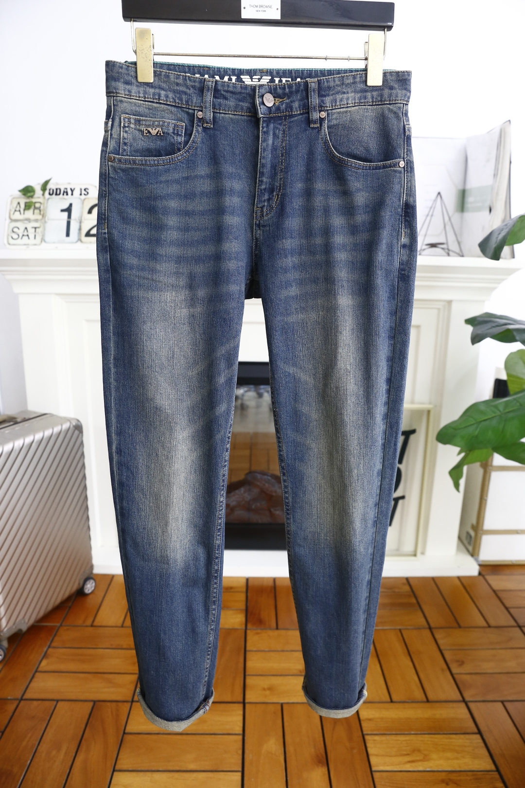 NO:413531,Ama*/Ar*ani. 25 spring and summer new original single high-end men's casual pants!  Luxury classic brand Feiying LOGO accessories, hot-selling models for overseas counters, very comfortable to wear, low-key and luxurious, very classy when worn, no need to say much about the trouser style and cutting. The upper body is exquisite and vivid, high-end and top-grade material. The selection of real palace-grade denim. High-end top-washed denim fabric, excellent quality, and heavy washing makes the pants very soft!  Not picky about people, the upper body is absolutely stylish and extremely luxurious. Counter size 29-38, 35/37!  Shipping the next day!  ,alexander wang19860909阿玛*/Ar*ani. 25春夏新品原单高端男士休闲裤！奢华经典品牌飞鹰LOGO配饰 海外专柜热销款 身穿着非常舒适 低调不失奢华 穿出去非常有档次 裤型款式和裁剪亦无需多言 上身精致跃然高档一等一顶级质料 真正殿堂级的牛仔布选用 高档顶级洗水牛仔面料,品质卓然,经过重水洗使得裤子很柔软！不挑人 上身绝对的有型 极度奢华. 专柜尺码 29-38,有35/无37！隔天出货！,,alexander wang,Men's clothing