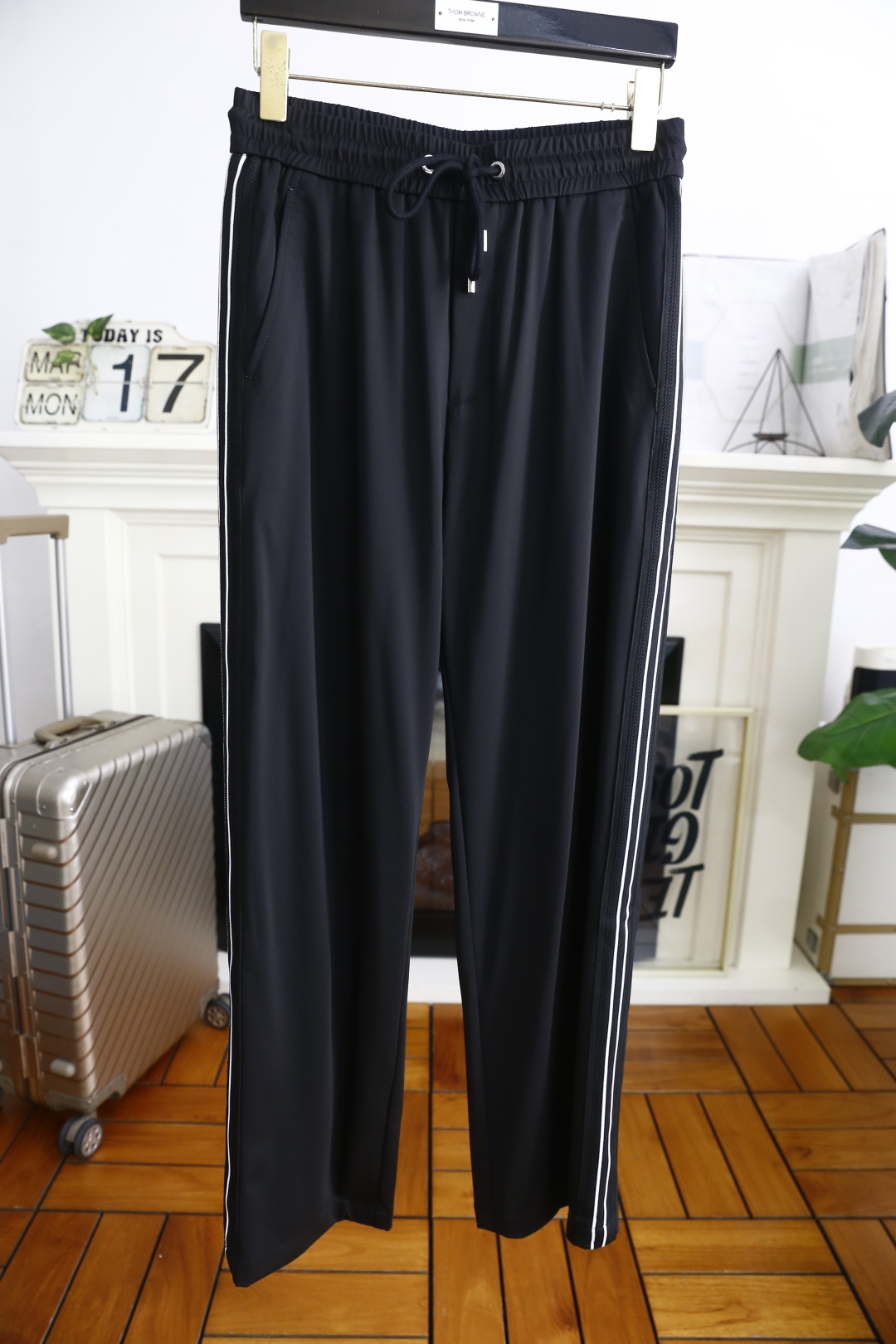 NO:413480,Jenia. 25 new summer fashion men's casual pants!  It uses imported high-end and top comfortable and breathable fabrics, with a luxurious brand classic element design, and the upper body is casual and comfortable!  Casual and versatile styles without restraint!  The same product for overseas European counters, the upper body is fashionable and sporty, very low-key and luxurious!  The stitching of the turner is delicate and strong!  Perfect three-dimensional tailoring, highly recommend buying the product!  Counter size 28-38, shipped the next day!  ,zegna,alexander wang19860909杰尼亚. 25夏季新品时尚男士休闲裤！采用进口高档顶级舒适透气面料,奢华品牌经典元素设计 上身随意舒服！休闲百搭款式无束缚感！海外欧洲专柜同品,上身时尚运动显时尚,很低调且不失奢华品味！车工缝线细致而强悍！完美立体剪裁,强烈推荐购入货色！专柜尺码28-38,隔天出货！,,zegna,alexander wang,Men's clothing