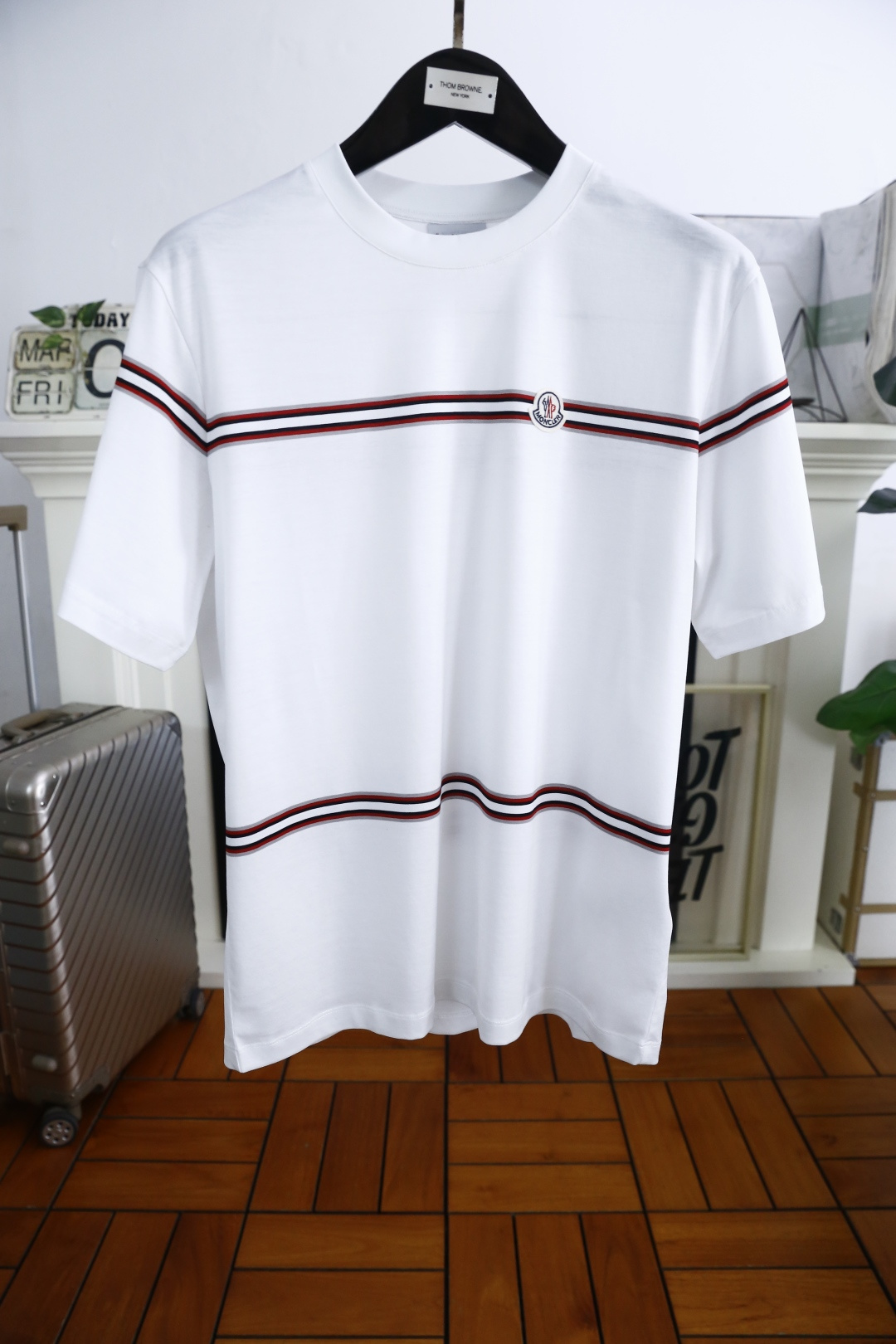 NO:413567,Monc*er. 2025 summer new product fashionable round neck short sleeve high-end custom versatile style!  More practical, anyone can easily control it. It uses classic double mercerized fabric craftsmanship and luxurious classic brand letter logo design, which is very high-end and must be entered if you understand the goods!  The style and tailoring are slim styles, which are very exquisite, showing aura and highlighting the exquisiteness of business men. This is the unique feature, the right slim fit, and the upper body effect is very good!  Complete three standards!  Counter size 48-56, shipped the next day!  , Moncler, T-shirt, alexander wang19860909蒙口/Monc*er. 2025夏季新品时尚圆领短袖高级定制百搭款式！更有实用感 任何人都可以轻松驾驭 采用经典双丝光面料工艺 奢华经典品牌字母logo设计,非常显档次懂货的必须入！版型剪裁属于修身款 非常精致,显气场,又会凸显商务男士的精致,这就是独到之处,恰到好处的修身,上身效果非常赞！三标齐全！专柜尺码48-56,隔天出货！,,Moncler,T-shirt,alexander wang,Men's clothing