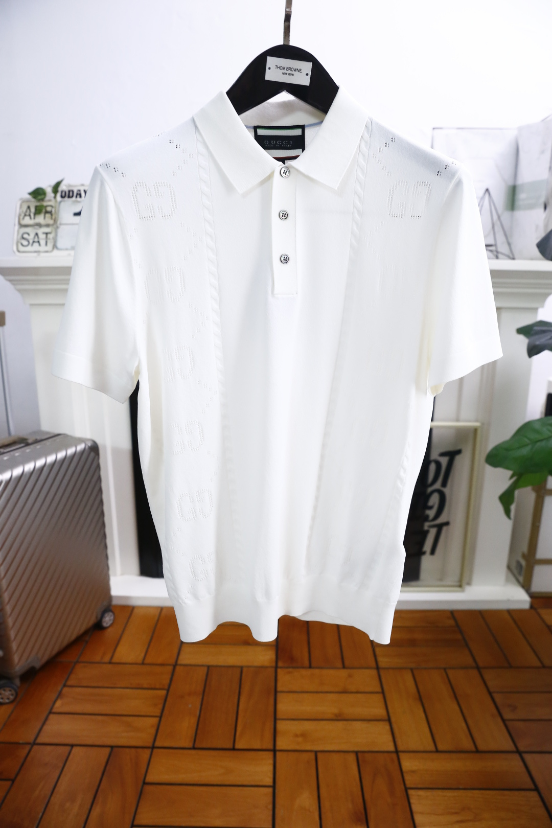 NO:413583,Gucci/Gu*ci. 2025 summer new product men's lapel short sleeve fashionable and exquisite three-button lapel design!  Luxury classic brand LOGO design!  High-end custom versatile styles that anyone can easily control. Use high-end top-quality Yilit fabrics!  It is very high-end and understandable. It must be purchased!  The style and tailoring are slim styles, which are very exquisite, showing aura and highlighting the exquisiteness of business men. This is the unique feature, the right slim fit, and the upper body effect is very good!  Counter size M-3XL, shipped the next day!  ,gucci,T-shirt,alexander wang19860909古驰/Gu*ci. 2025夏季新品男士翻领短袖时尚精致三扣翻领设计！奢华经典品牌LOGO设计！高级定制百搭款式 任何人都可以轻松驾驭 采用高档顶级伊力特面料！非常显档次懂货的必须入！版型剪裁属于修身款 非常精致,显气场,又会凸显商务男士的精致,这就是独到之处,恰到好处的修身,上身效果非常赞！专柜尺码M-3XL,隔天出货！,,gucci,T-shirt,alexander wang,Men's clothing