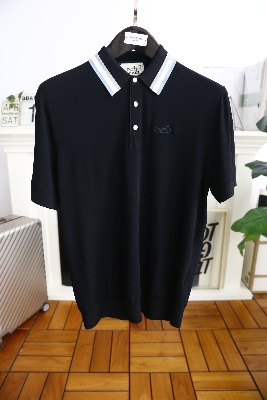 NO:413603,Aima 4/Her*es. 2025 summer new product men's lapel short-sleeved POLO shirt with exquisite embroidered LOGO design on the chest!  Anyone can easily control it with high-end top-quality Yilit fabrics!  It is very high-end and understandable. It must be purchased!  The style and tailoring are slim styles, which are very exquisite, showing aura and highlighting the exquisiteness of business men. This is the unique feature, the right slim fit, and the upper body effect is very good!  Counter size M-3XL, shipped the next day!  , hermes, T-shirt,alexander wang19860909爱马4/Her*es. 2025夏季新品男士翻领短袖POLO衫胸前品牌精致绣花LOGO设计！任何人都可以轻松驾驭 采用高档顶级伊力特面料！非常显档次懂货的必须入！版型剪裁属于修身款 非常精致,显气场,又会凸显商务男士的精致,这就是独到之处,恰到好处的修身,上身效果非常赞！专柜尺码M-3XL,隔天出货！,,hermes,T-shirt,alexander wang,Men's clothing