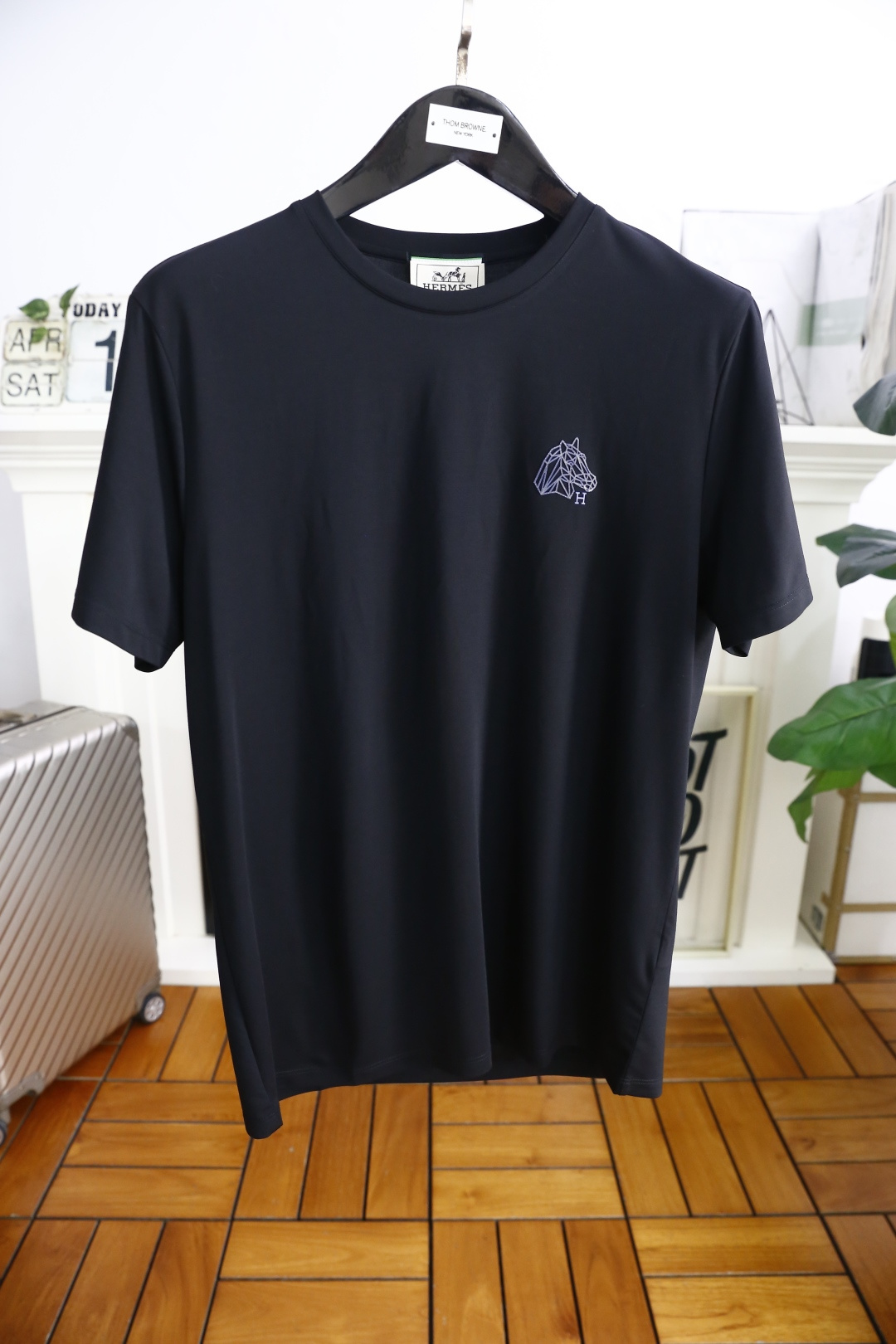 NO:413596,Aima 4/Her*es. 2025 summer new product for men's short-sleeved fashion classic round neck design!  Luxurious classic logo pairing!  High-end custom versatile styles that anyone can easily control. Use high-end top double mercerized cotton fabric!  It is very high-end and understandable. It must be purchased!  The style and tailoring are slim styles, which are very exquisite, showing aura and highlighting the exquisiteness of business men. This is the unique feature, just right slim fit, and the upper body effect is very good!  Counter size M-3XL, shipped the next day!  , hermes, T-shirt,alexander wang19860909爱马4/Her*es. 2025夏季新品男士短袖时尚经典圆领设计！奢华经典LOGO搭配！高级定制百搭款式 任何人都可以轻松驾驭 采用高档顶级双丝光棉面料！非常显档次懂货的必须入！版型剪裁属于修身款 非常精致,显气场,又会凸显商务男士的精致,这就是独到之处,恰到好处的修身,上身效果非常赞！专柜尺码M-3XL,隔天出货！,,hermes,T-shirt,alexander wang,Men's clothing