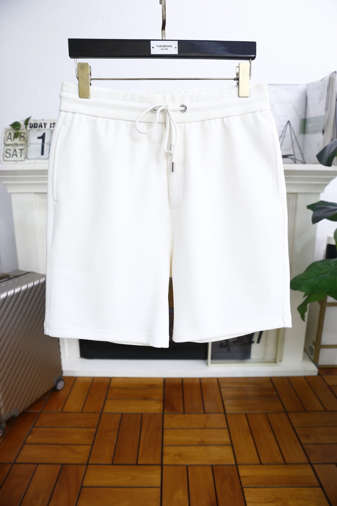 NO:413610,Mon*ler. New fashion casual shorts for summer 2025!  Comfortable fabrics are used to have excellent skin-friendly feel. Simple and casual styles create a fashionable single item that is both casual and personalized. The luxury and classic brand logo design is shared with taste and value. It is very comfortable to wear, low-key and luxurious. It is very classy when worn. There is no need to say much about the trouser style and cutting. The upper body is exquisite and vivid. It is truly first-class and top-quality. It is a real palace-level casual shorts. The upper body is absolutely stylish and extremely luxurious. It is full of personality, atmospheric and versatile, and it is a must-have when going out!  Size 48-56, shipped the next day!  , Moncler, shorts, alexander wang19860909蒙口/Mon*ler. 2025夏季新品时尚休闲短裤！采用舒适面料亲肤感极佳 简约休闲款式打造休闲与个性兼备的时髦单品奢华经典品牌logo设计 品味与价值共享 身穿着非常舒适 低调不失奢华 穿出去非常有档次 裤型款式和裁剪亦无需多言 上身精致跃然.真正一等一顶级质料 真正殿堂级的休闲短裤 上身绝对的有型 极度奢华 个性十足,大气且百搭,出街必备！尺码48-56,隔天出货！,,Moncler,shorts,alexander wang,Men's clothing