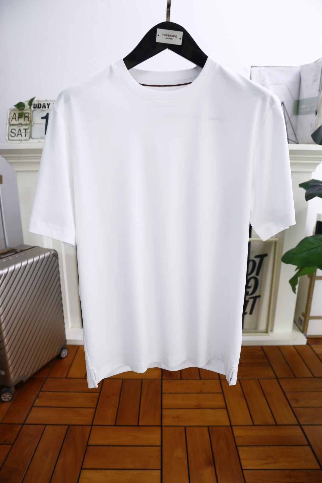 NO:413626,LP. 2025 summer new product fashionable round neck short sleeve high-end custom versatile style!  More practical, anyone can easily control it. It adopts classic comfortable and breathable mercerized fabric craftsmanship. The back is luxurious classic brand letter logo design, which is very classy and must be entered if you understand the goods!  The style and tailoring are slim styles, which are very exquisite, showing aura and highlighting the exquisiteness of business men. This is the unique feature, just right slim fit, and the upper body effect is very good!  Counter size 48-56, shipped the next day!  ,loro piana,T-shirt,alexander wang19860909LP. 2025夏季新品时尚圆领短袖高级定制百搭款式！更有实用感 任何人都可以轻松驾驭 采用经典舒适透气丝光面料工艺 后幅奢华经典品牌字母logo设计,非常显档次懂货的必须入！版型剪裁属于修身款 非常精致,显气场,又会凸显商务男士的精致,这就是独到之处,恰到好处的修身,上身效果非常赞！专柜尺码48-56,隔天出货！,,loro piana,T-shirt,alexander wang,Men's clothing