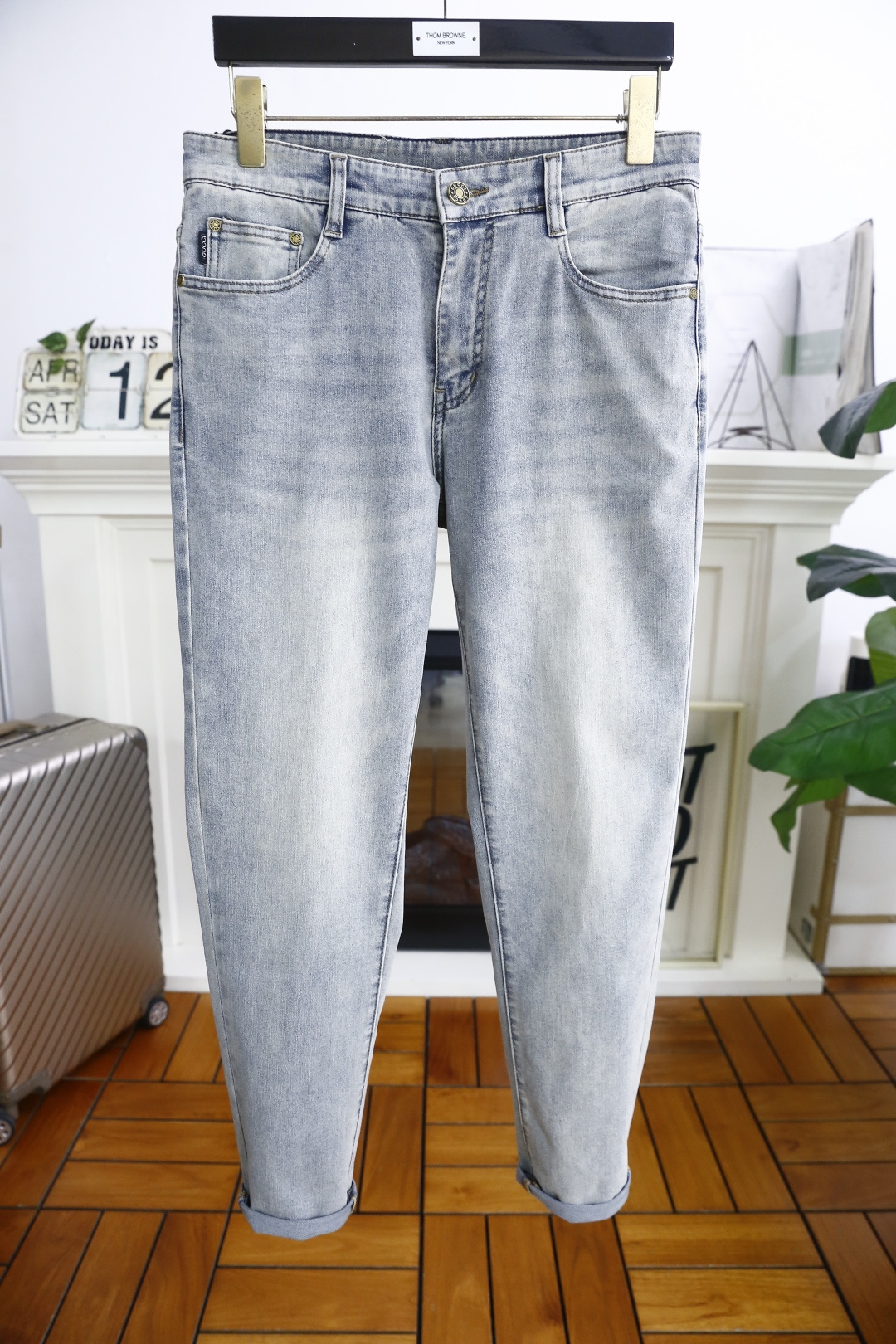 NO:413602,Gucci/Gu*ci. 25 new summer original single high-end men's casual pants!  Luxury classic brand LOGO accessories, hot-selling models for overseas counters, very comfortable to wear, low-key and luxurious, very classy when worn, no need to say much about the trouser style and cutting. The upper body is exquisite and vivid, high-end and top-grade material. The selection of real palace-grade denim. High-end top-washed denim fabric, excellent quality, and heavy washing makes the pants very soft!  Not picky about people, the upper body is absolutely stylish and extremely luxurious. Counter size 29-38, 35/37!  Shipping the next day!  ,gucci,alexander wang19860909古驰/Gu*ci. 25夏季新品原单高端男士休闲裤！奢华经典品牌LOGO配饰 海外专柜热销款 身穿着非常舒适 低调不失奢华 穿出去非常有档次 裤型款式和裁剪亦无需多言 上身精致跃然高档一等一顶级质料 真正殿堂级的牛仔布选用 高档顶级洗水牛仔面料,品质卓然,经过重水洗使得裤子很柔软！不挑人 上身绝对的有型 极度奢华. 专柜尺码 29-38,有35/无37！隔天出货！,,gucci,alexander wang,Men's clothing