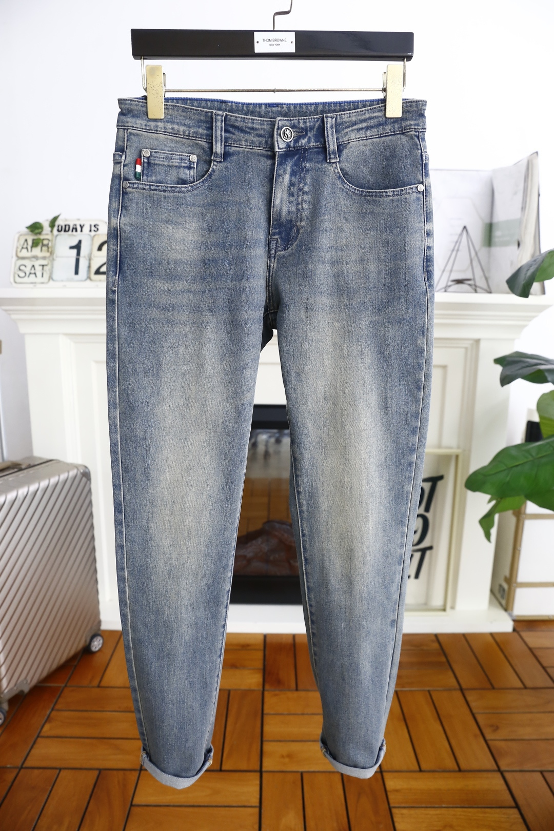 NO:413588,Mon*ler. 25 spring and summer new original single high-end men's casual pants!  Luxury classic brand LOGO accessories, hot-selling models for overseas counters, very comfortable to wear, low-key and luxurious, very classy when worn, no need to say much about the trouser style and cutting. The upper body is exquisite and vivid, high-end and top-grade material. The selection of real palace-grade denim. High-end top-washed denim fabric, excellent quality, and heavy washing makes the pants very soft!  Not picky about people, the upper body is absolutely stylish and extremely luxurious. Counter size 29-38, 35/37!  Shipping the next day!  ,Moncler,alexander wang19860909蒙口/Mon*ler. 25春夏新品原单高端男士休闲裤！奢华经典品牌LOGO配饰 海外专柜热销款 身穿着非常舒适 低调不失奢华 穿出去非常有档次 裤型款式和裁剪亦无需多言 上身精致跃然高档一等一顶级质料 真正殿堂级的牛仔布选用 高档顶级洗水牛仔面料,品质卓然,经过重水洗使得裤子很柔软！不挑人 上身绝对的有型 极度奢华. 专柜尺码 29-38,有35/无37！隔天出货！,,Moncler,alexander wang,Men's clothing