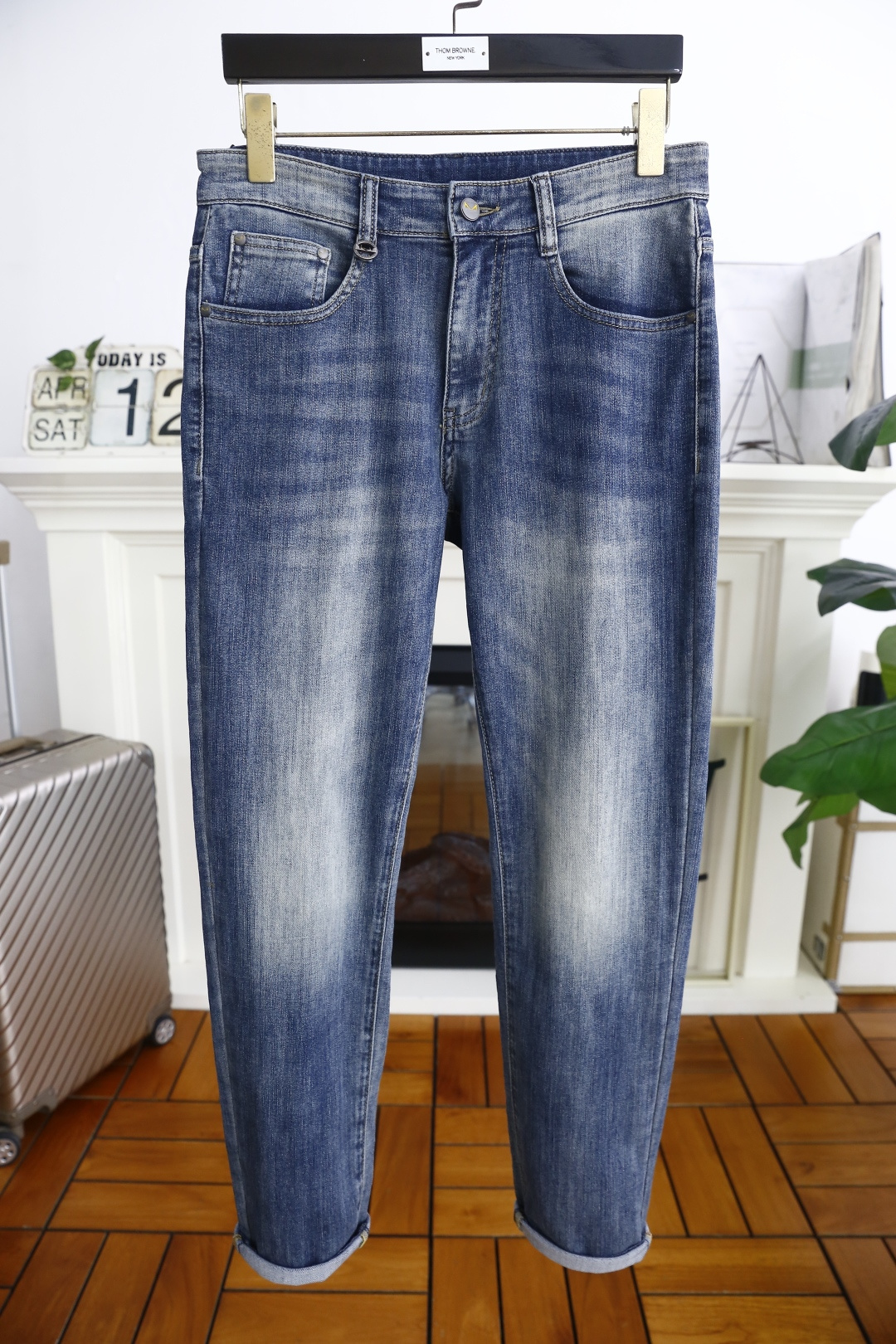 NO:413581,Fendi/Fe*di. 25 summer new product men's classic versatile jeans are ace-level hit every season, and the luxury classic brand LOGO design!  It exists like a classic signature textbook!  A pair of pants with a very aesthetic tone, dominated by fabric and quality, continues the essence of normal design, with label elements perfectly embedded, which is a distinctive feature of identity and is quite distinctive!  Customer-supplied top-quality washing buffet fabrics, the fabric has first-class texture, slightly elastic, excellent scratchiness and boneiness, and the capable and neat cut, and the upper body effect is excellent!  A must-have artifact for trendy men!  Counter sizes 29-38, 35/37!  Shipping the next day!  ,fendi,jeans,alexander wang19860909芬迪/Fe*di. 25夏季新品男士经典百搭牛仔裤每一季的王牌级爆款担当,奢华经典品牌LOGO设计！俨然属于经典招牌教科书般存在！极具美学基调的一款裤子,以面料和品质为主导,延续了常态化的设计精髓,标签化元素完美嵌入,属于身份的特色彰显,辨识度颇为鲜明！客供进口顶级洗水牛仔面料,面料质地一流,略带弹力,挺刮度与筋骨感极好,干练利落的裁剪,上身效果极好！潮男必备神器！专柜尺码29-38,有35/无37！隔天出货！,,fendi,jeans,alexander wang,Men's clothing