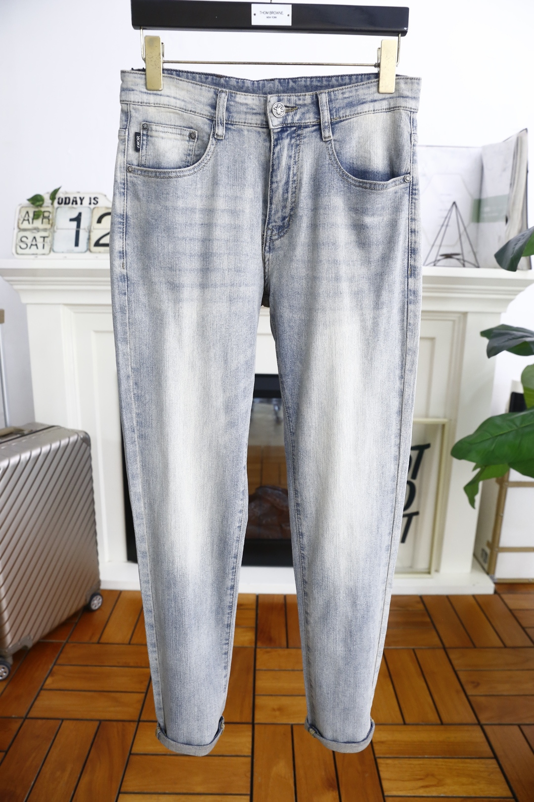 NO:413593,Dior/Christian D*or. 25 new summer products for men's classic versatile jeans every season, with ace-level hit products, luxurious classic brand LOGO design!  It exists like a classic signature textbook!  A pair of pants with a very aesthetic tone, dominated by fabric and quality, continues the essence of normal design, with label elements perfectly embedded, which is a distinctive feature of identity and is quite distinctive!  Customer-supplied top-quality washing buffet fabrics, the fabric has first-class texture, slightly elastic, excellent scratchiness and boneiness, and the capable and neat cut, and the upper body effect is excellent!  A must-have artifact for trendy men!  Counter sizes 29-38, 35/37!  Shipping the next day!  ,dior,jeans,alexander wang19860909迪奥/Christian D*or. 25夏季新品男士经典百搭牛仔裤每一季的王牌级爆款担当,奢华经典品牌LOGO设计！俨然属于经典招牌教科书般存在！极具美学基调的一款裤子,以面料和品质为主导,延续了常态化的设计精髓,标签化元素完美嵌入,属于身份的特色彰显,辨识度颇为鲜明！客供进口顶级洗水牛仔面料,面料质地一流,略带弹力,挺刮度与筋骨感极好,干练利落的裁剪,上身效果极好！潮男必备神器！专柜尺码29-38,有35/无37！隔天出货！,,dior,jeans,alexander wang,Men's clothing