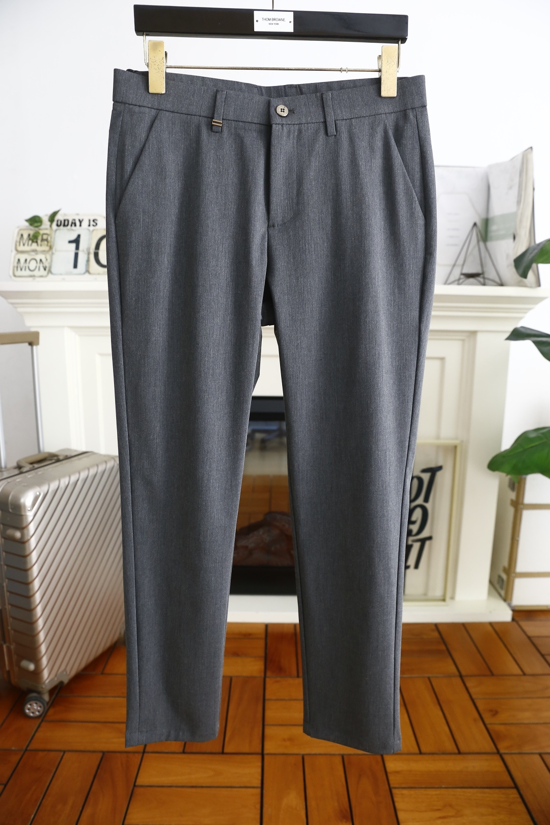 NO:413536,Zenia/Ze*na. 2025 summer fashion new product men's casual trousers!  It is made of comfortable and breathable fabric, luxurious and classic brand letter LOGO design, and the upper body is casual and comfortable!  No sense of restraint!  The same product for overseas European counters, the upper body is fashionable and sporty, very low-key and luxurious!  The stitching of the turner is delicate and strong!  Perfect three-dimensional tailoring, highly recommend buying the product!  Counter size: 29-38, there are 35!  Shipping the next day!  ,zegna,alexander wang19860909杰尼亚/Ze*na. 2025夏季时尚新品男士休闲西裤！采用舒适透气面料,奢华经典品牌字母LOGO设计 上身随意舒服！无束缚感！海外欧洲专柜同品,上身时尚运动显时尚,很低调且不失奢华品味！车工缝线细致而强悍！完美立体剪裁,强烈推荐购入货色！专柜尺码:29-38,有35！隔天出货！,,zegna,alexander wang,Men's clothing