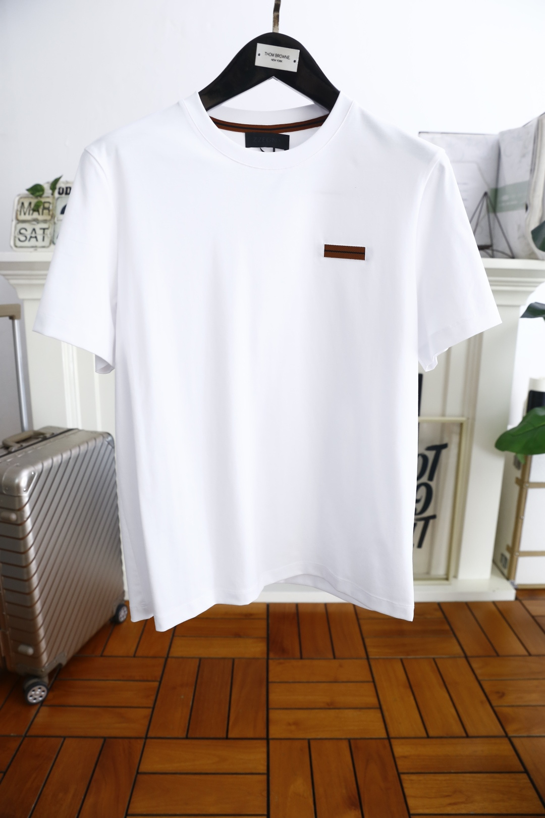 NO:413618,Zenia/Ze*na. 2025 summer new product men's round neck short sleeves luxury classic elements on the chest LOGO logo on the upper body can experience the youthfulness and fashion sense brought by this design!  The overall style is fashionable and trendy, using comfortable jade silk fabric, soft, skin-friendly and breathable, and has a very crisp and drooping feeling. The upper body is fashionable and fashionable, and it is a must-have item for trendy men!  Counter sizes 48-58, shipped the next day!  ,zegna,T-shirt,alexander wang19860909杰尼亚/Ze*na. 2025夏季新品男士圆领短袖胸前奢华经典元素LOGO标识标注上身就能体会这款设计带来的年轻与时尚感！整体时尚而有潮流,采用舒适玉蝉丝面料 柔软亲肤透气 ,又有很好的挺括 垂感 上身时尚潮流色系,潮男必备单品！专柜尺码48-58,隔天出货！,,zegna,T-shirt,alexander wang,Men's clothing