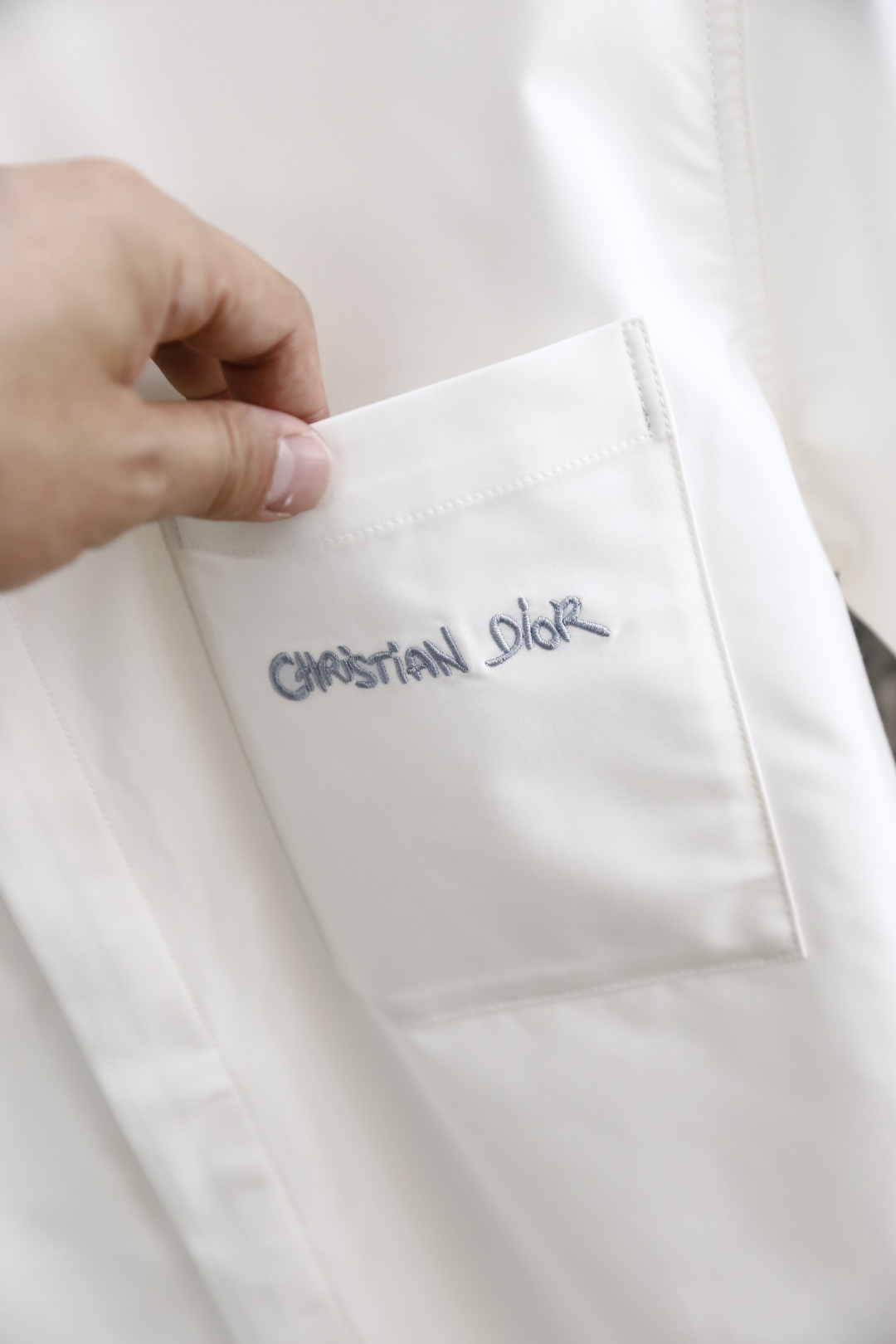 🔥迪奥/Christian D*or.
25夏季新款男士短袖衬衫发售 原单狠货 胸前品牌经典Logo设计