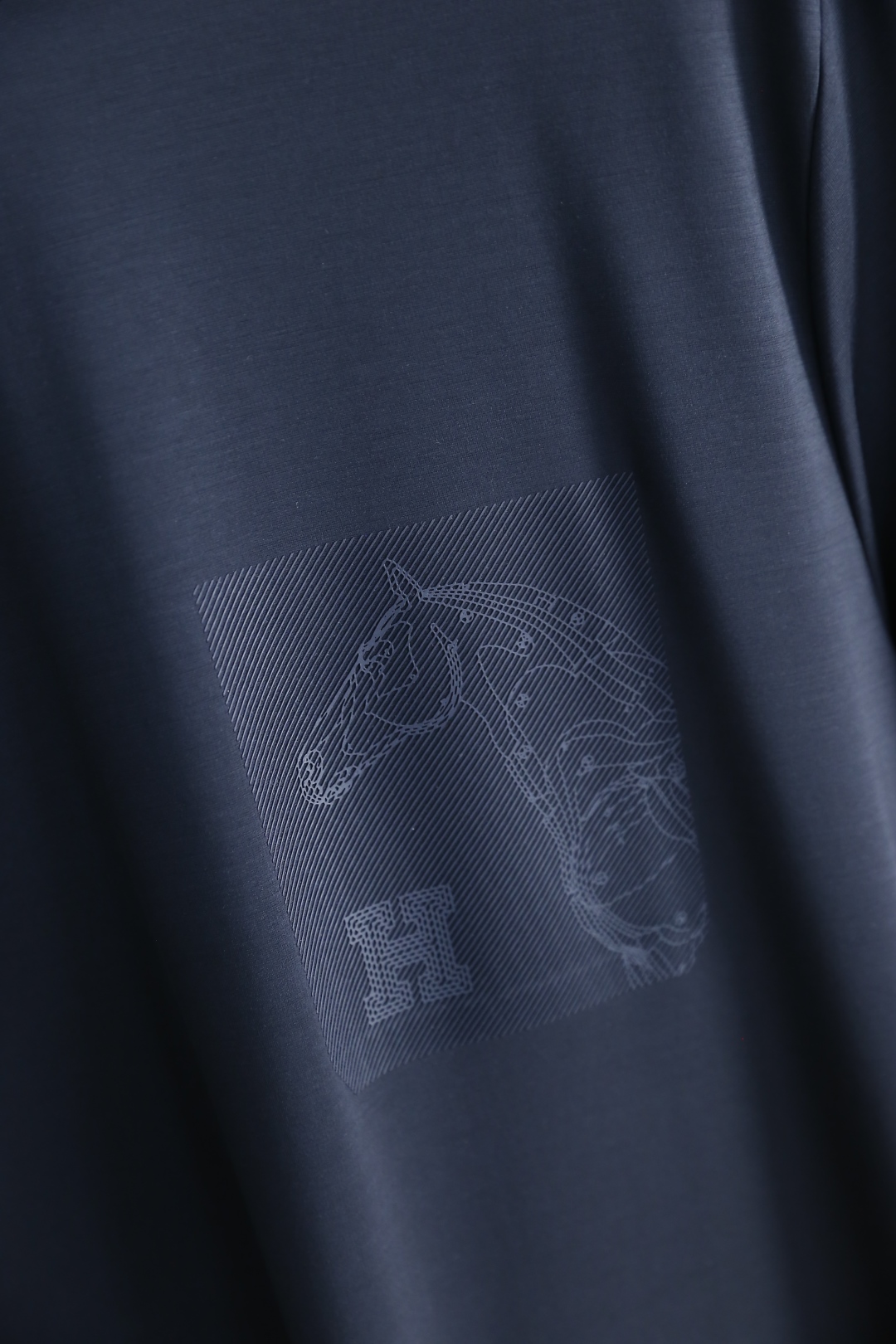 🔥爱马4/Her*es.
2025夏季新款🆕经典百搭男士头套短袖衫！胸前奢华经典🐴LOGO搭配！高级定制