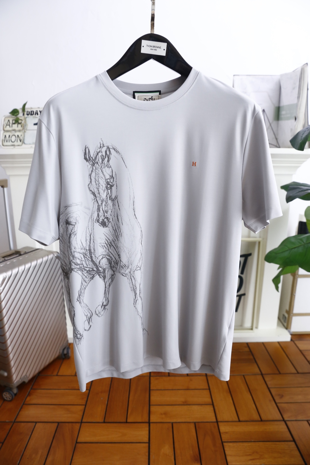 🔥爱马4/Her*es.
2025夏季新品男士短袖👍🏼时尚经典圆领设计！奢华经典🐴LOGO搭配！高级定制