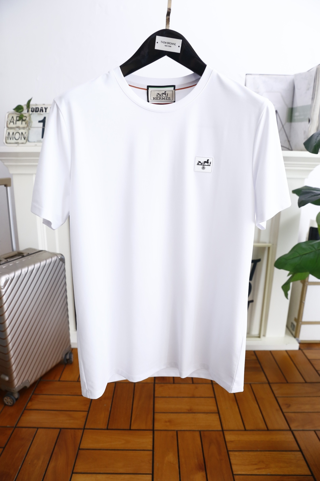 NO:410210,Aima 4/Her*es. New summer products for men's short-sleeved fashion classic round neck design!  Luxury classic brand logo pairing!  High-end custom versatile styles that anyone can easily control. Use high-end top double mercerized cotton fabric!  It is very high-end and understandable. It must be purchased!  The style and tailoring are slim styles, which are very exquisite, showing aura and highlighting the exquisiteness of business men. This is the unique feature, the right slim fit, and the upper body effect is very good!  Counter size M-3XL, shipped the next day!  , hermes, T-shirt,alexander wang19860909爱马4/Her*es. 夏季新品男士短袖时尚经典圆领设计！奢华经典品牌LOGO搭配！高级定制百搭款式 任何人都可以轻松驾驭 采用高档顶级双丝光棉面料！非常显档次懂货的必须入！版型剪裁属于修身款 非常精致,显气场,又会凸显商务男士的精致,这就是独到之处,恰到好处的修身,上身效果非常赞！专柜尺码M-3XL,隔天出货！,,hermes,T-shirt,alexander wang,Men's clothing