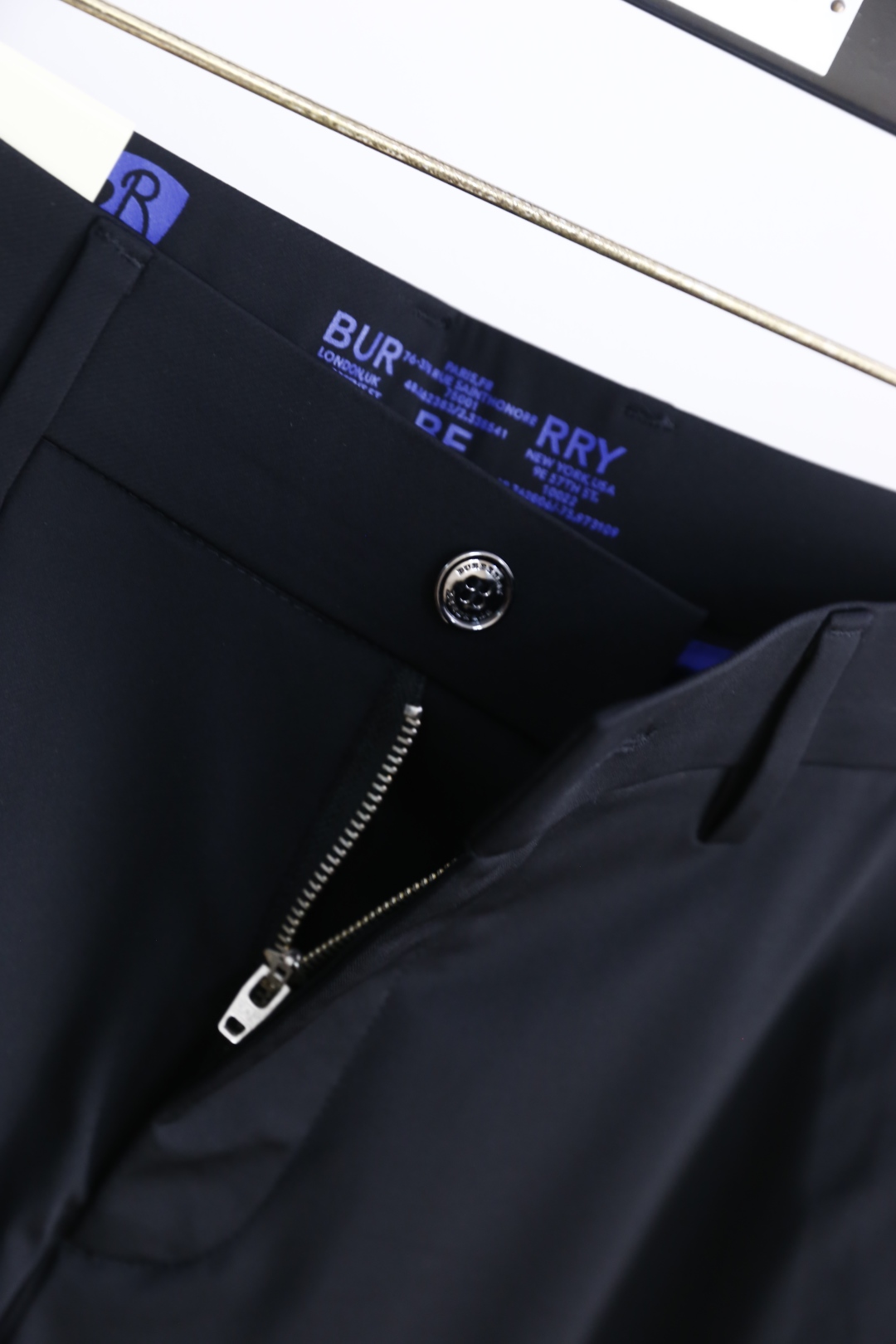 🔥巴宝丽/Bur*erry.
2025夏季时尚新品男士休闲西裤！采用舒适透气面料，奢华经典品牌战马LOG