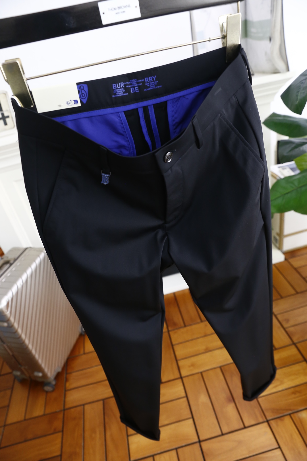 🔥巴宝丽/Bur*erry.
2025夏季时尚新品男士休闲西裤！采用舒适透气面料，奢华经典品牌战马LOG