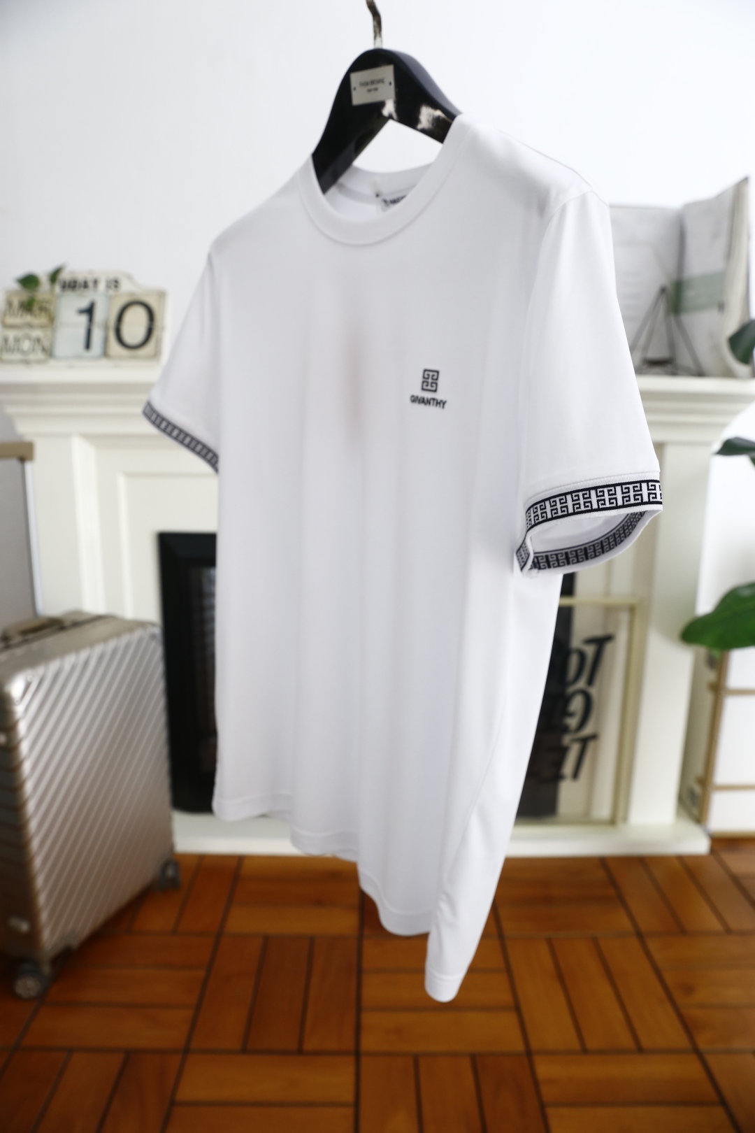 🔥纪梵希/Given*hy.
2025夏季新品男士圆领短袖🍃胸前奢华品牌定制LOGO标识标注👍🏼上身就能