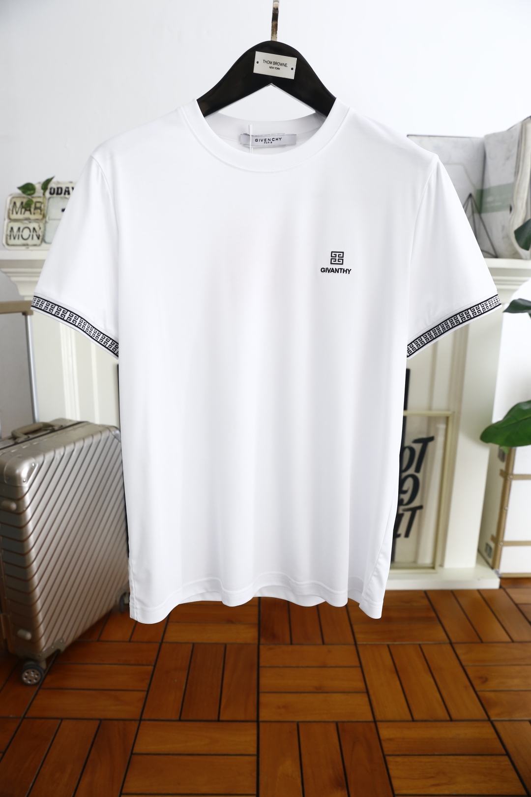 🔥纪梵希/Given*hy.
2025夏季新品男士圆领短袖🍃胸前奢华品牌定制LOGO标识标注👍🏼上身就能