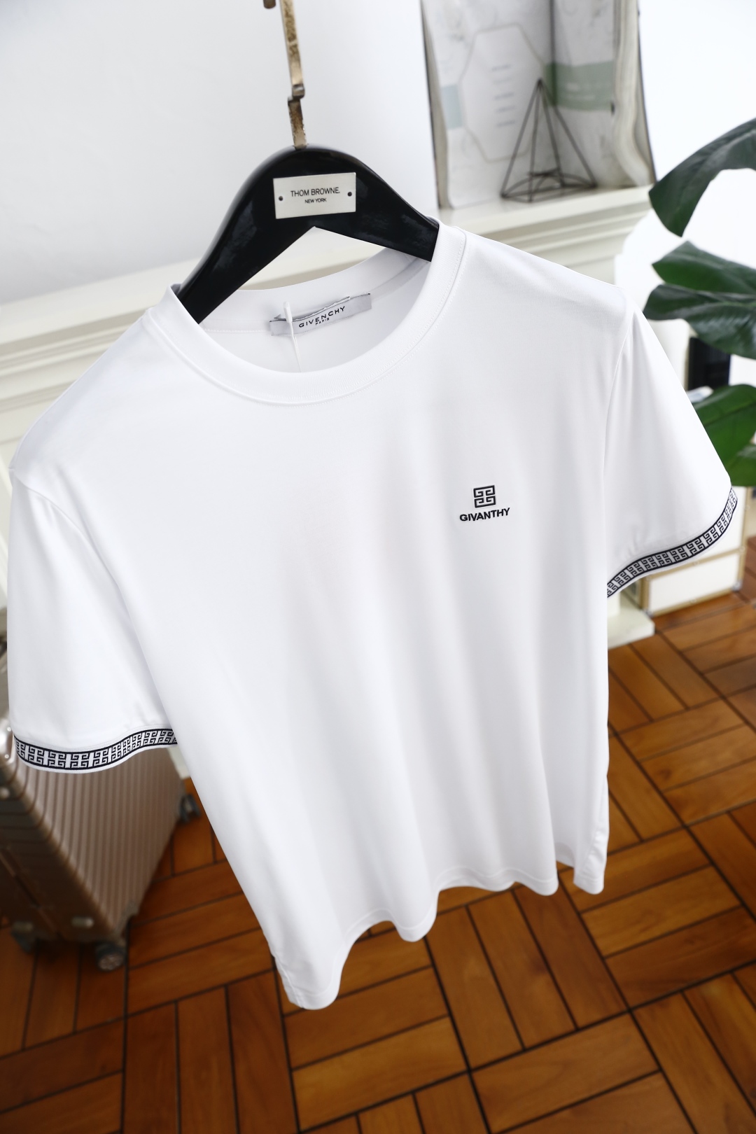 🔥纪梵希/Given*hy.
2025夏季新品男士圆领短袖🍃胸前奢华品牌定制LOGO标识标注👍🏼上身就能
