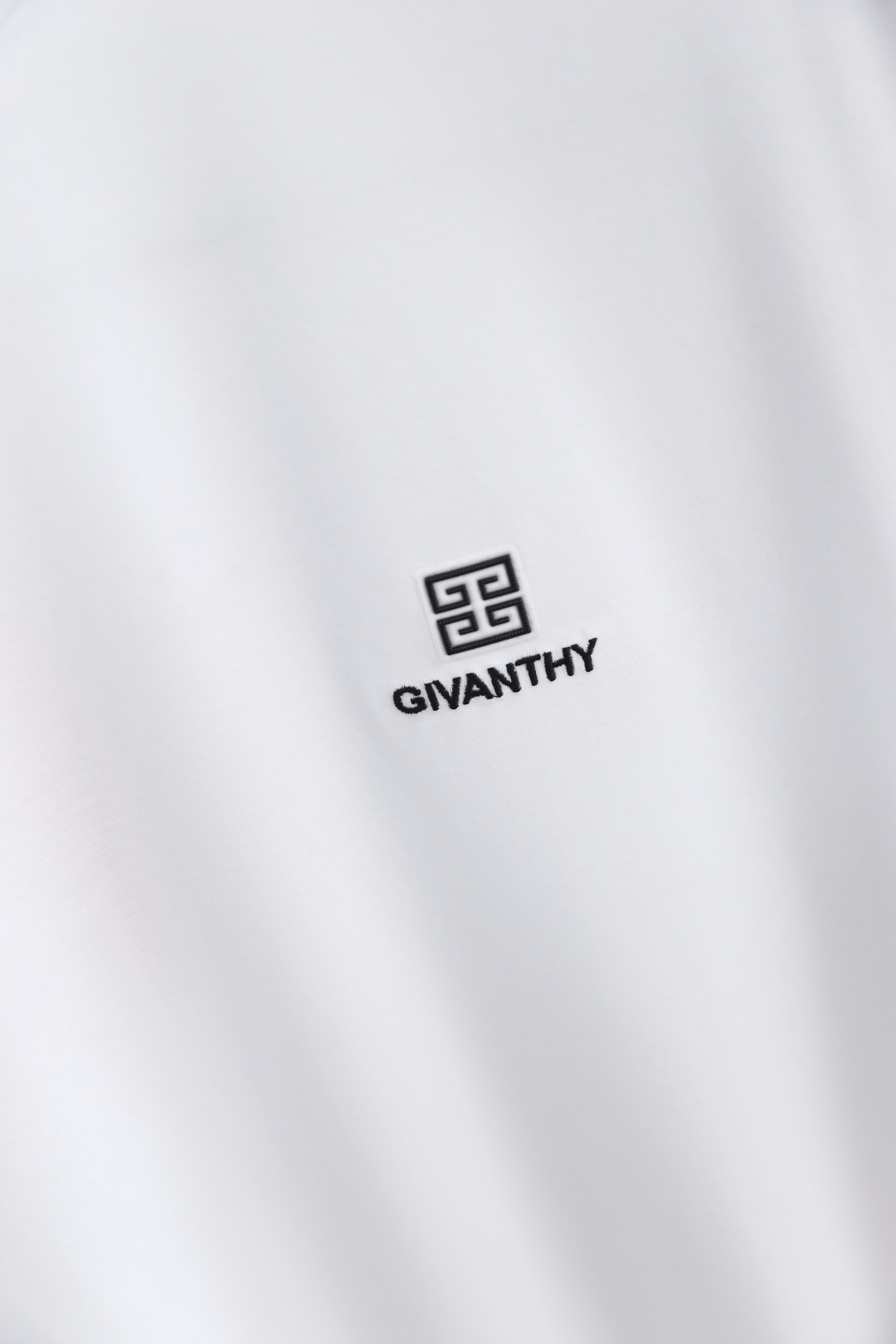 🔥纪梵希/Given*hy.
2025夏季新品男士圆领短袖🍃胸前奢华品牌定制LOGO标识标注👍🏼上身就能