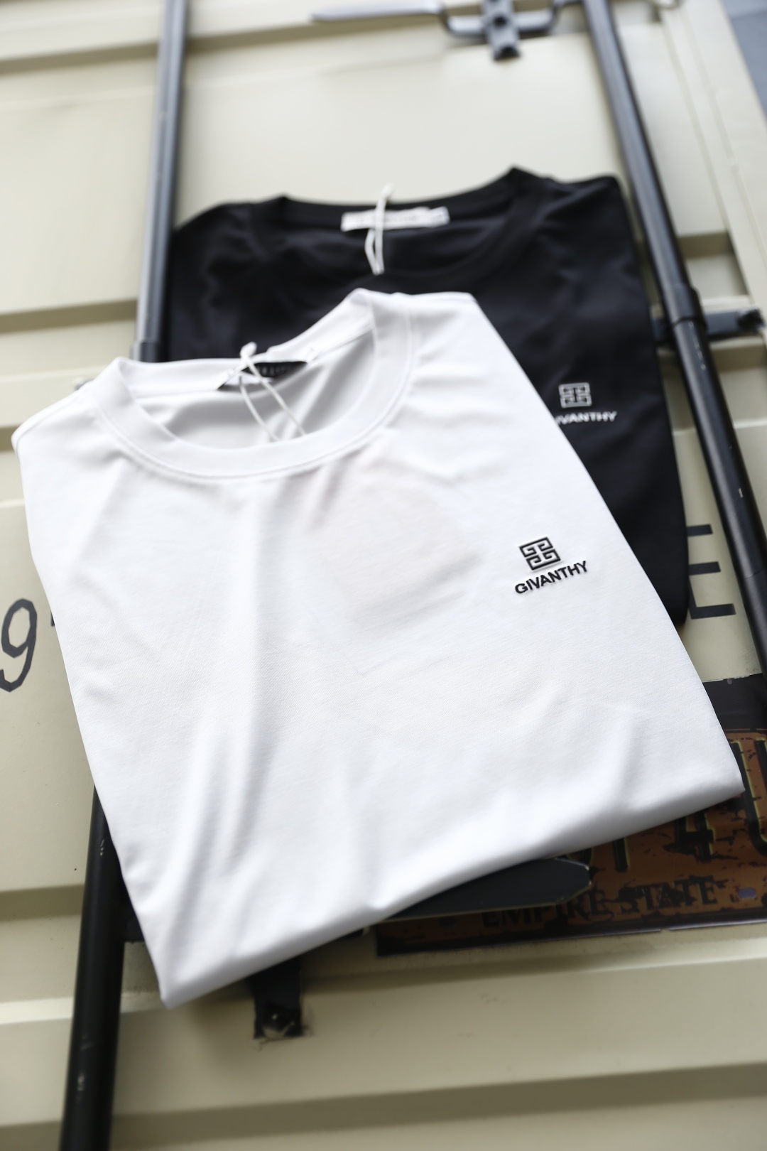 🔥纪梵希/Given*hy.
2025夏季新品男士圆领短袖🍃胸前奢华品牌定制LOGO标识标注👍🏼上身就能