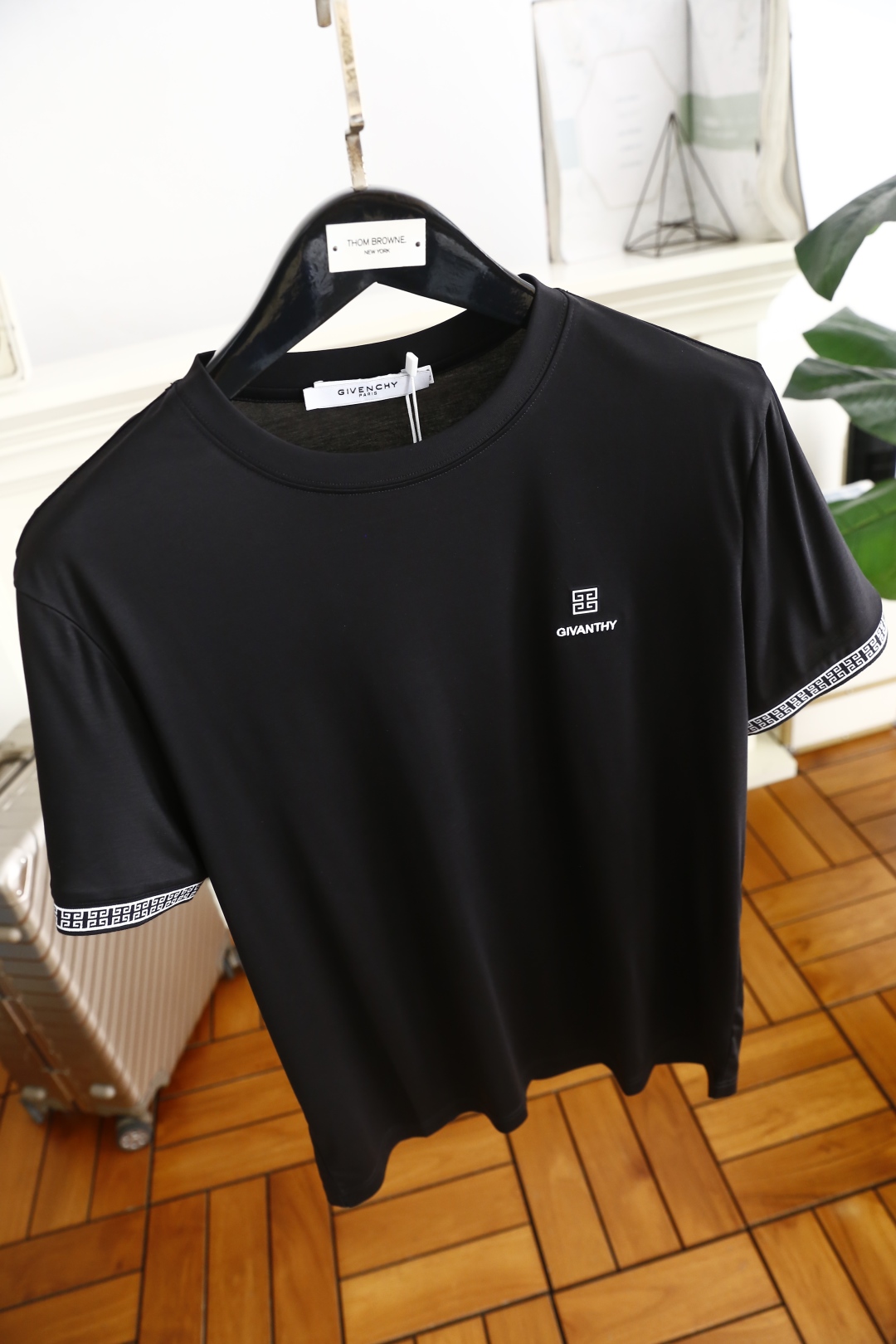 🔥纪梵希/Given*hy.
2025夏季新品男士圆领短袖🍃胸前奢华品牌定制LOGO标识标注👍🏼上身就能