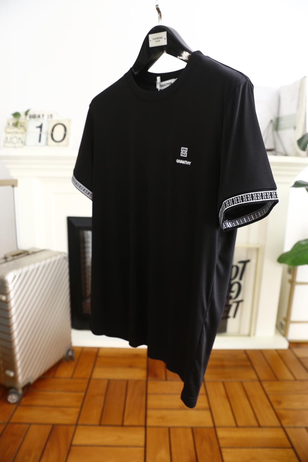 🔥纪梵希/Given*hy.
2025夏季新品男士圆领短袖🍃胸前奢华品牌定制LOGO标识标注👍🏼上身就能