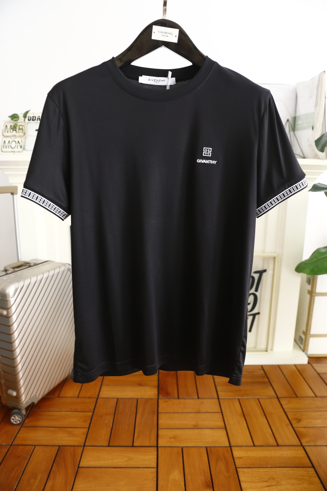 🔥纪梵希/Given*hy.
2025夏季新品男士圆领短袖🍃胸前奢华品牌定制LOGO标识标注👍🏼上身就能