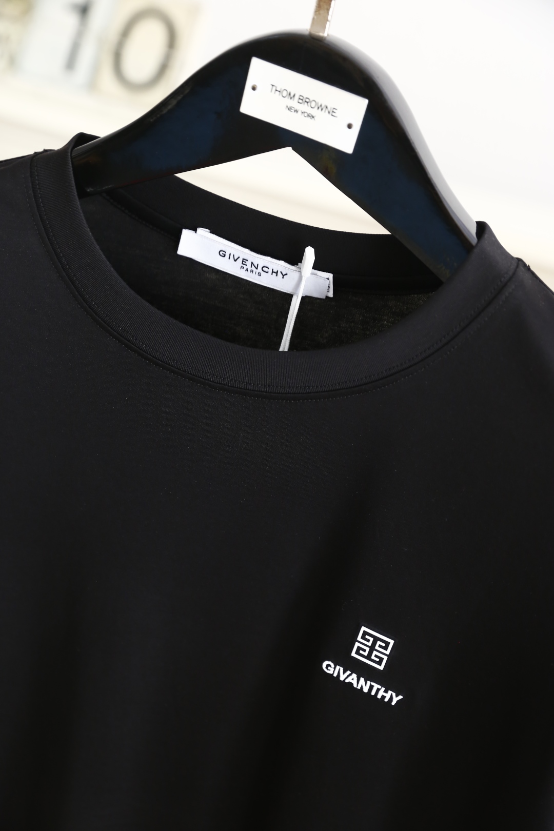 🔥纪梵希/Given*hy.
2025夏季新品男士圆领短袖🍃胸前奢华品牌定制LOGO标识标注👍🏼上身就能