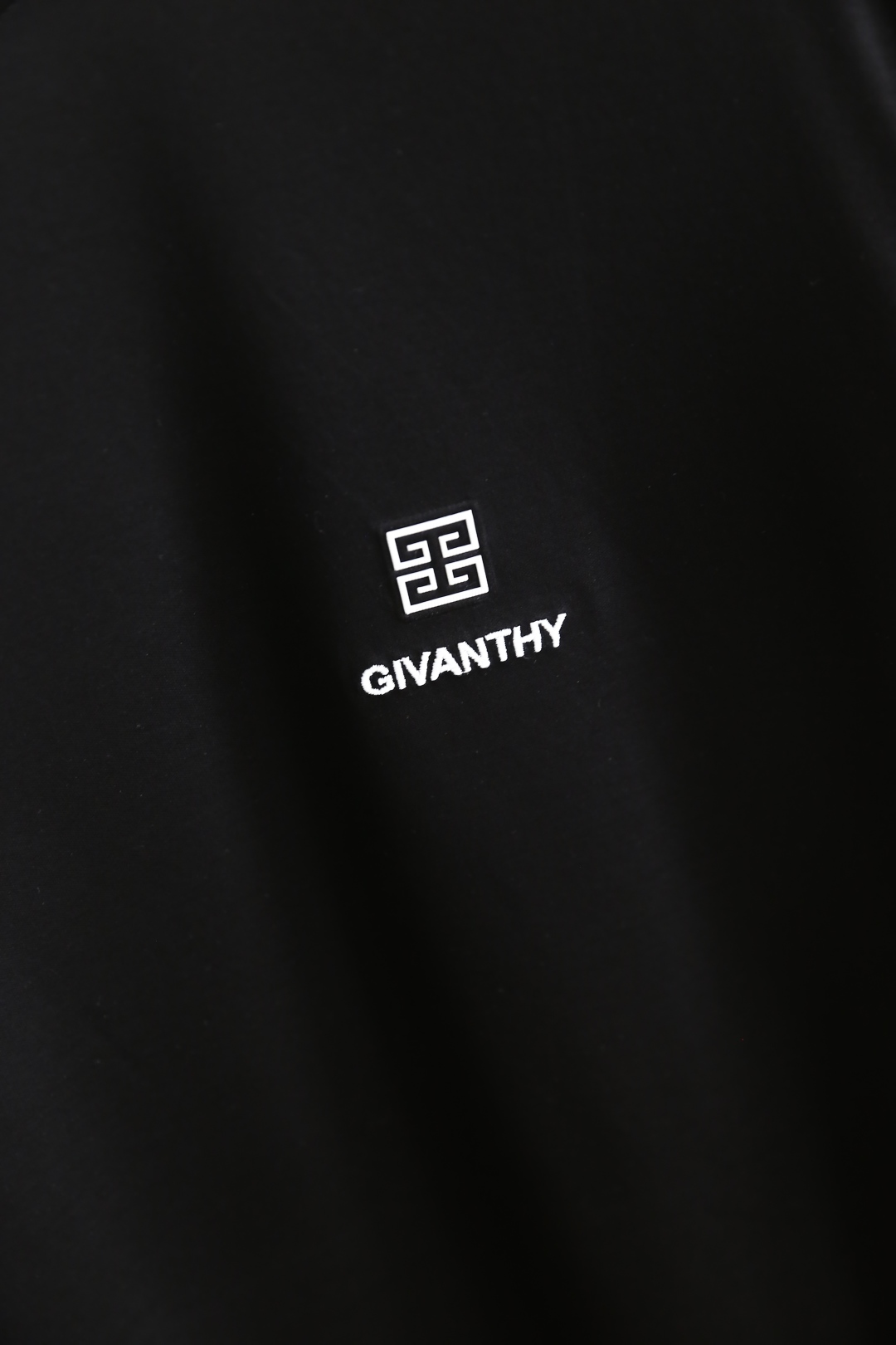 🔥纪梵希/Given*hy.
2025夏季新品男士圆领短袖🍃胸前奢华品牌定制LOGO标识标注👍🏼上身就能